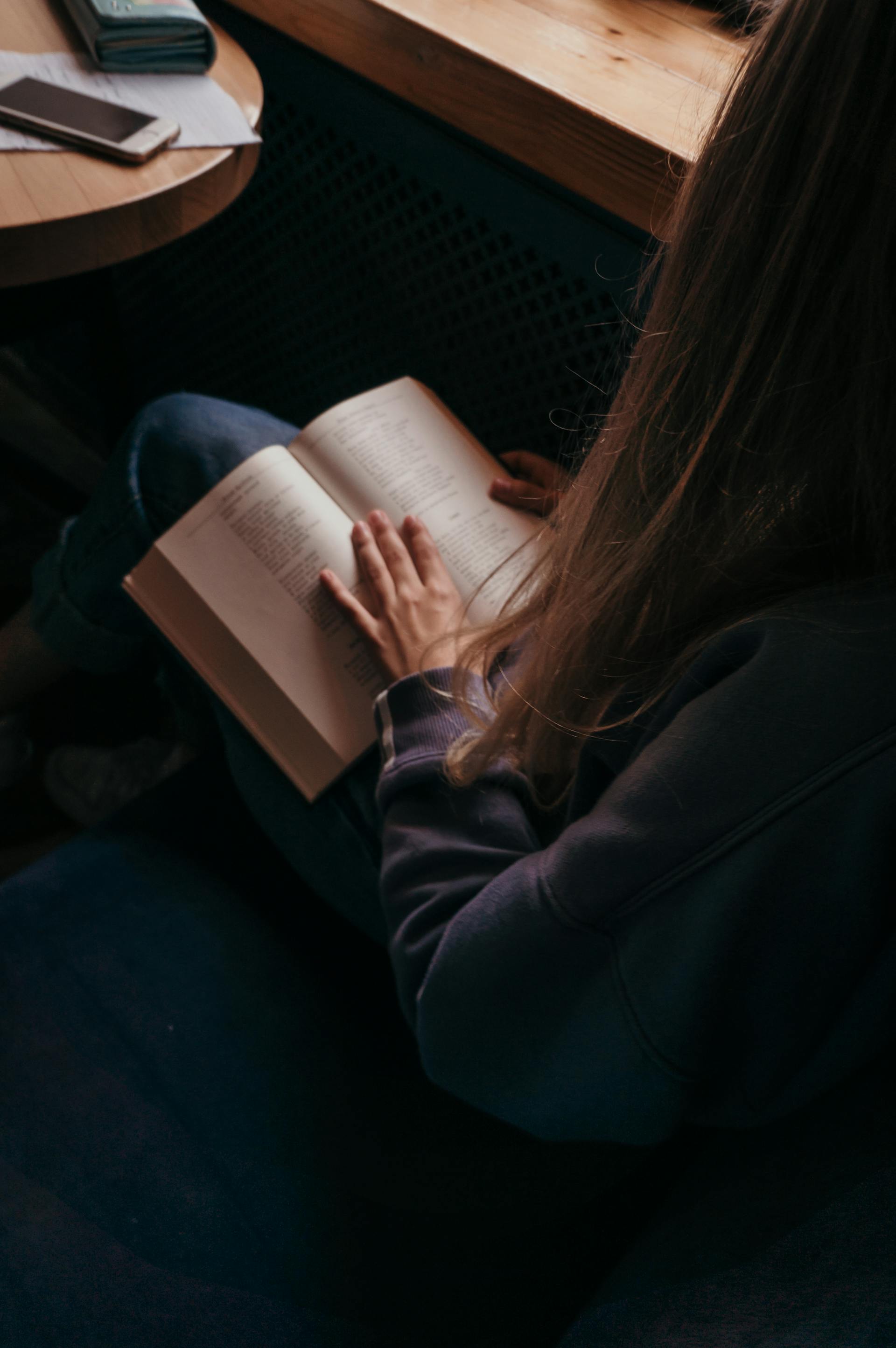 A woman reading a book | Source: Pexels
