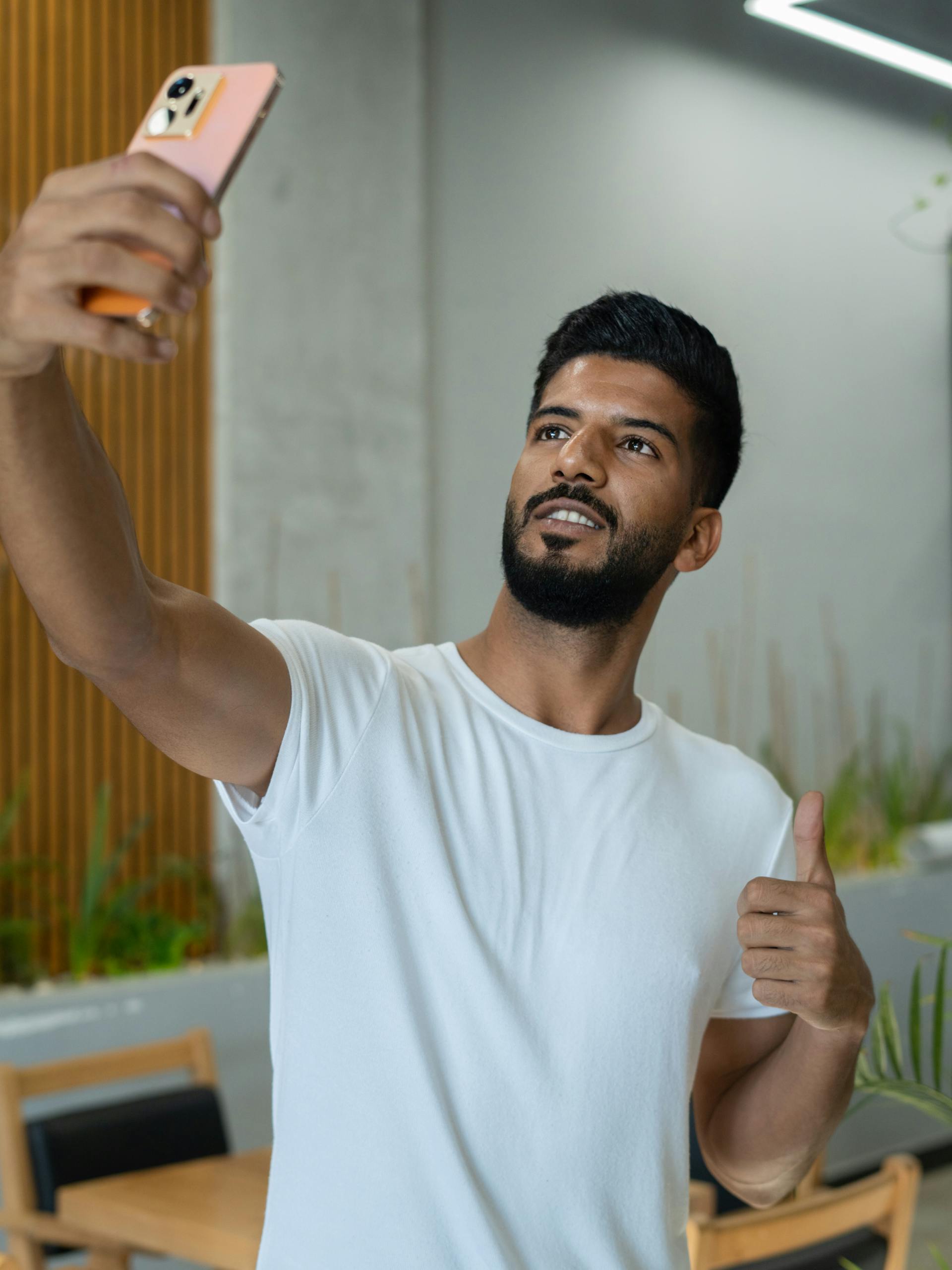 Un homme prend un selfie | Source : Pexels