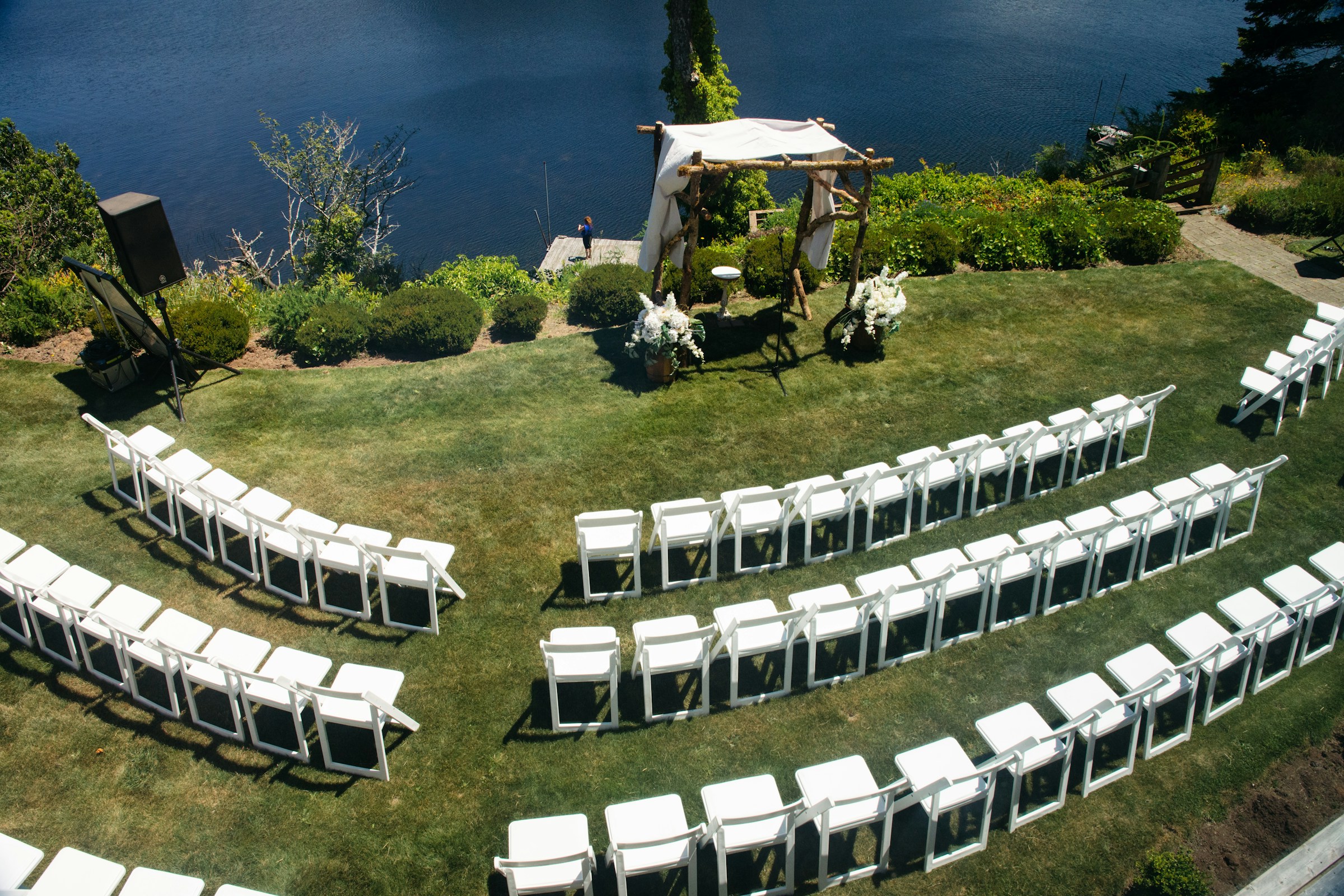 A wedding aisle beside a lake | Source: Unsplash