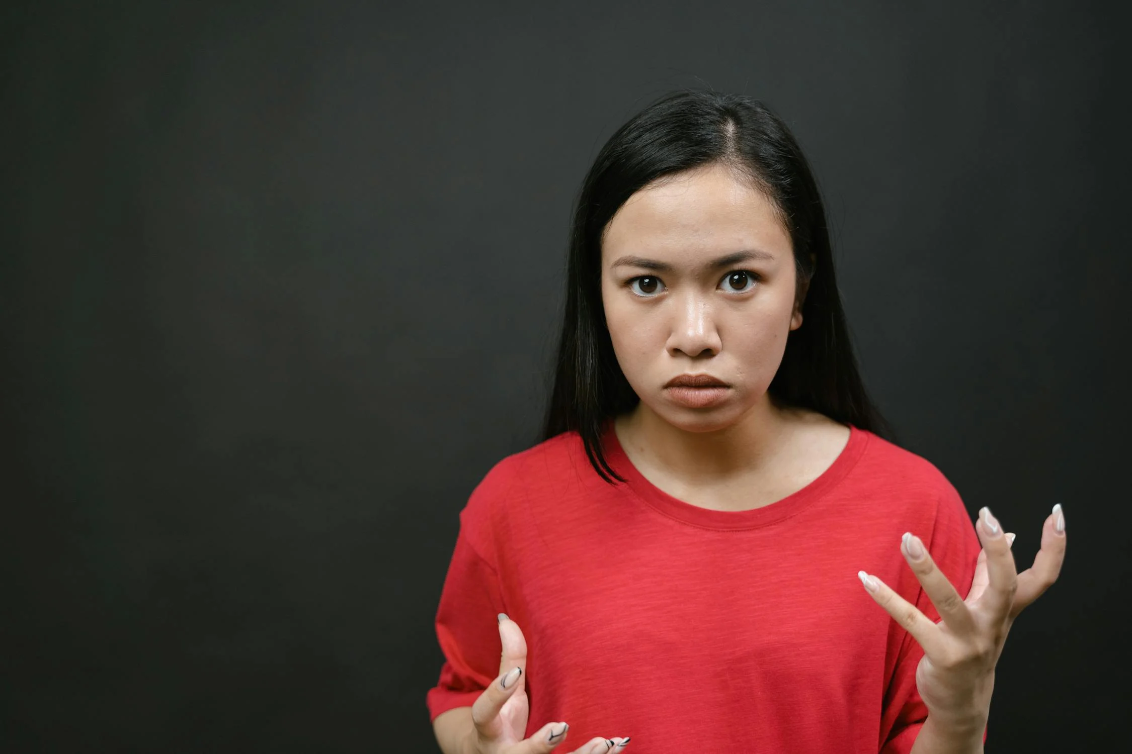 A frowning young woman | Source: Pexels
