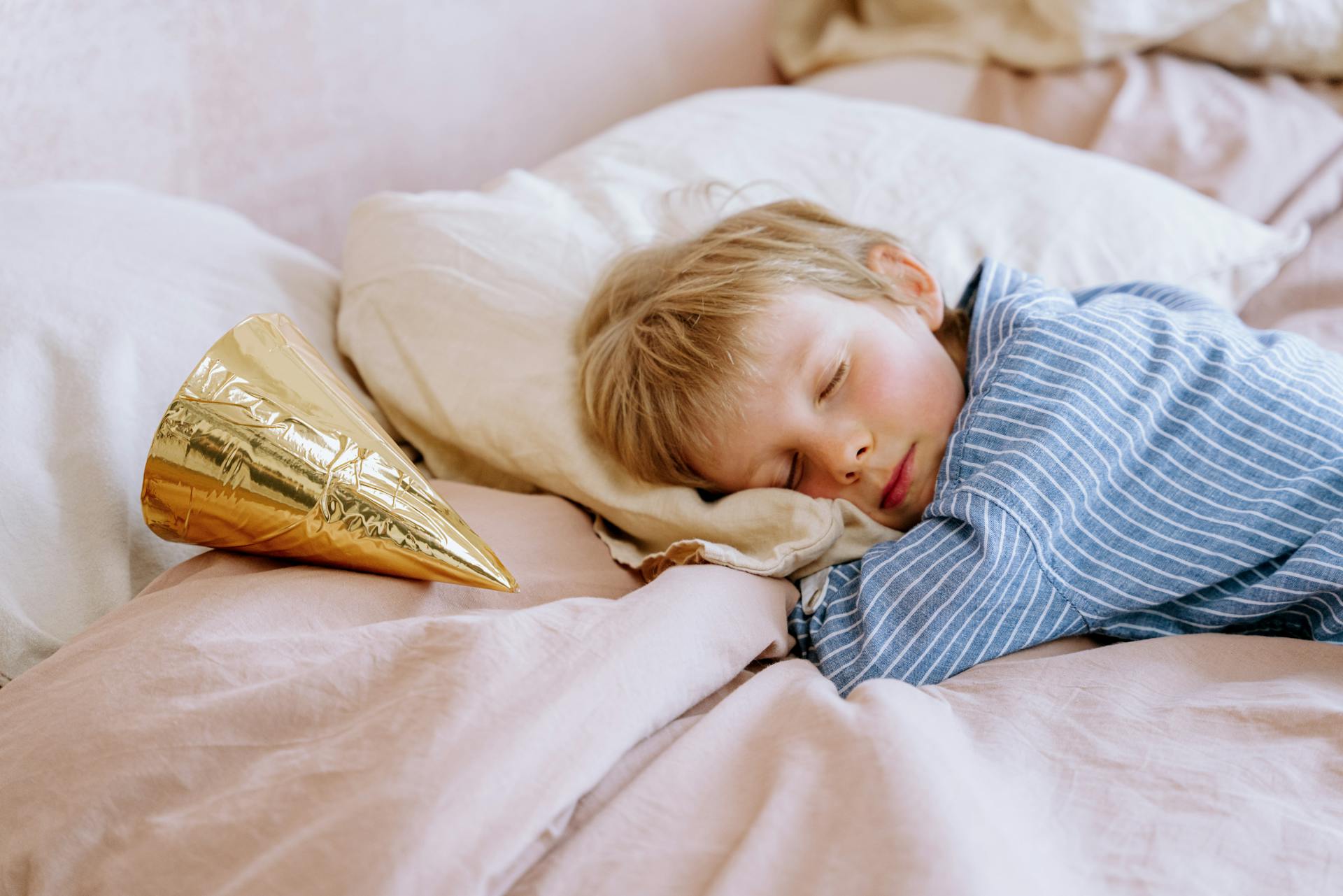A young boy sleeping in his bed | Source: Pexels