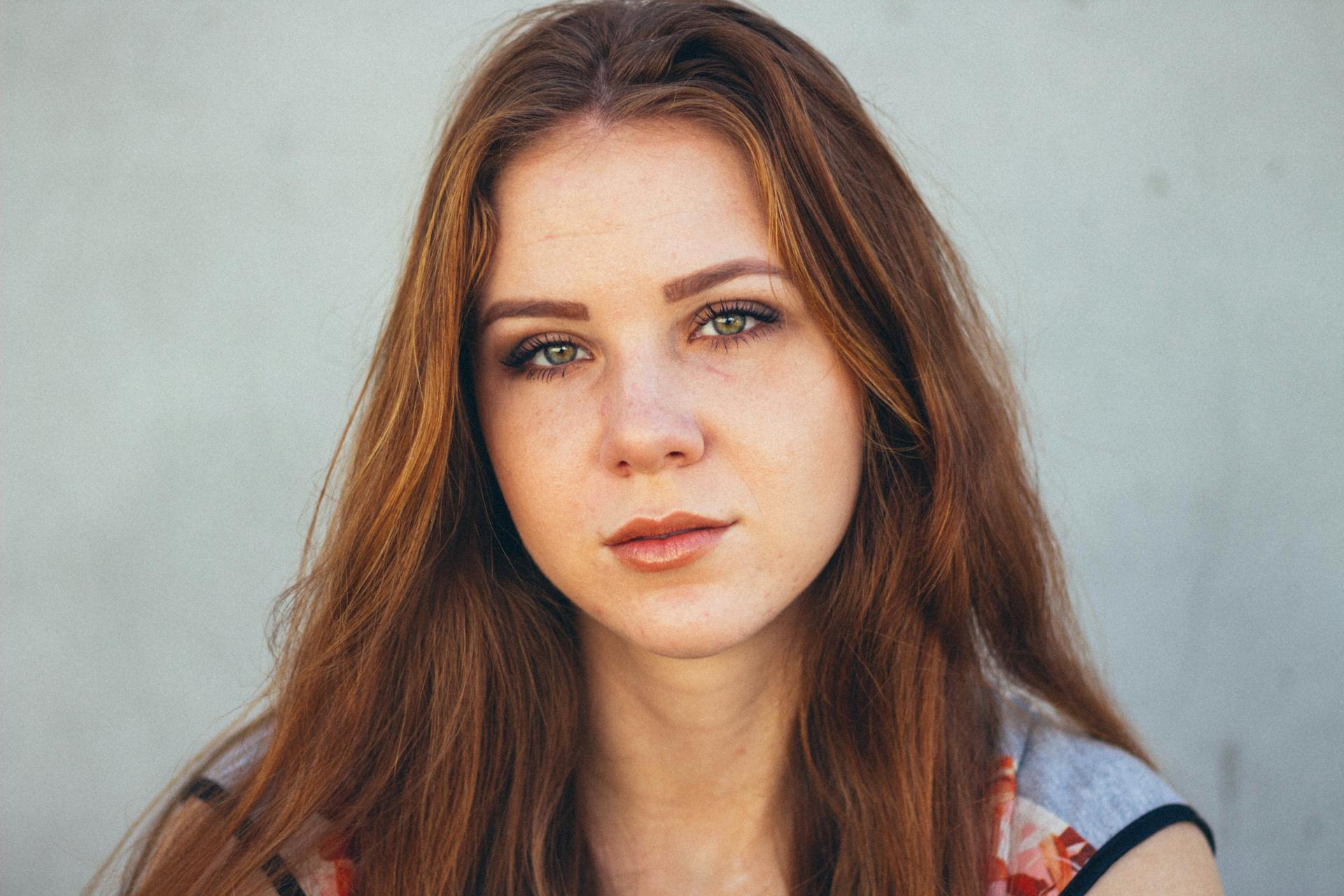 A woman staring at someone | Source: Pexels