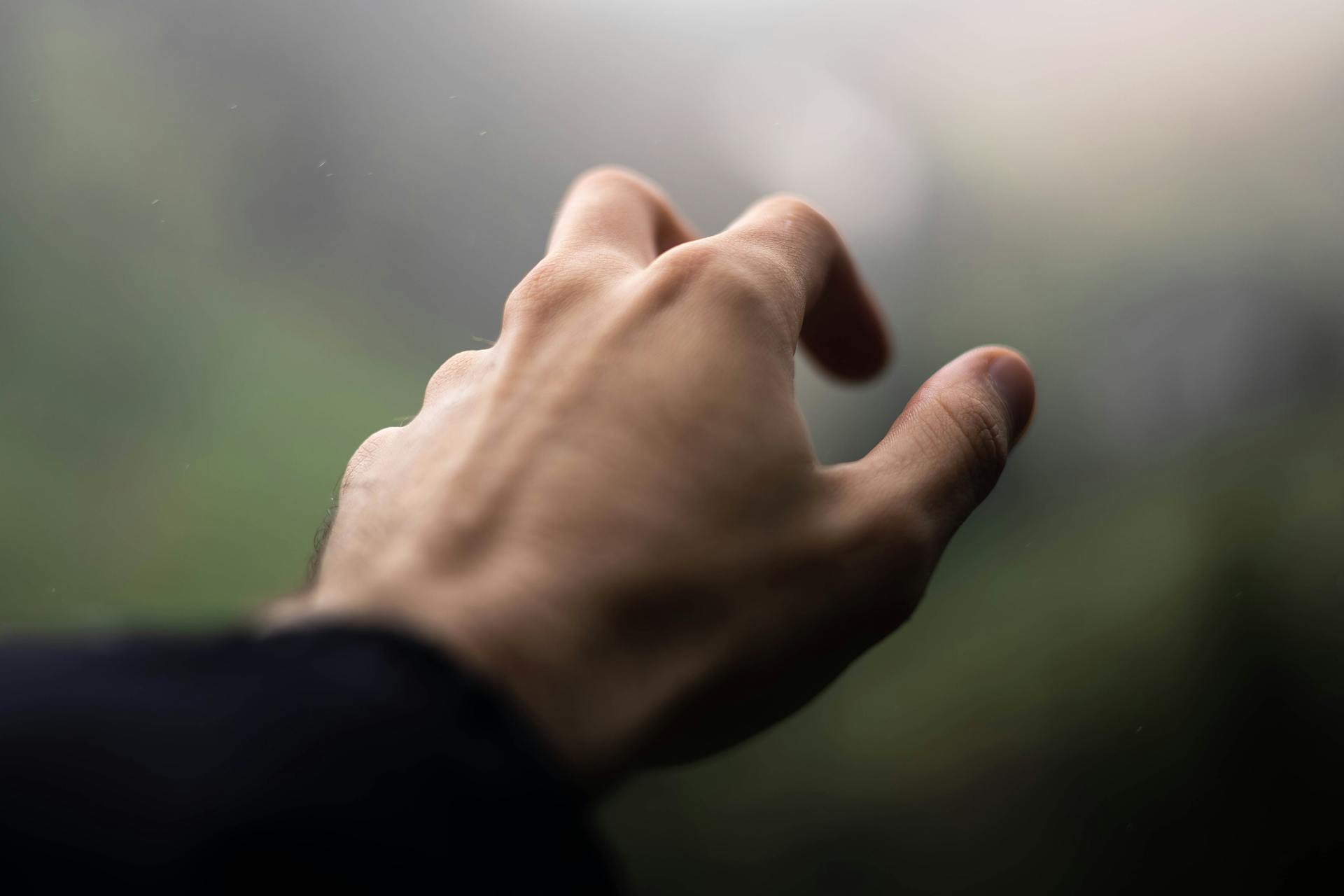 A man reaching out to someone | Source: Pexels