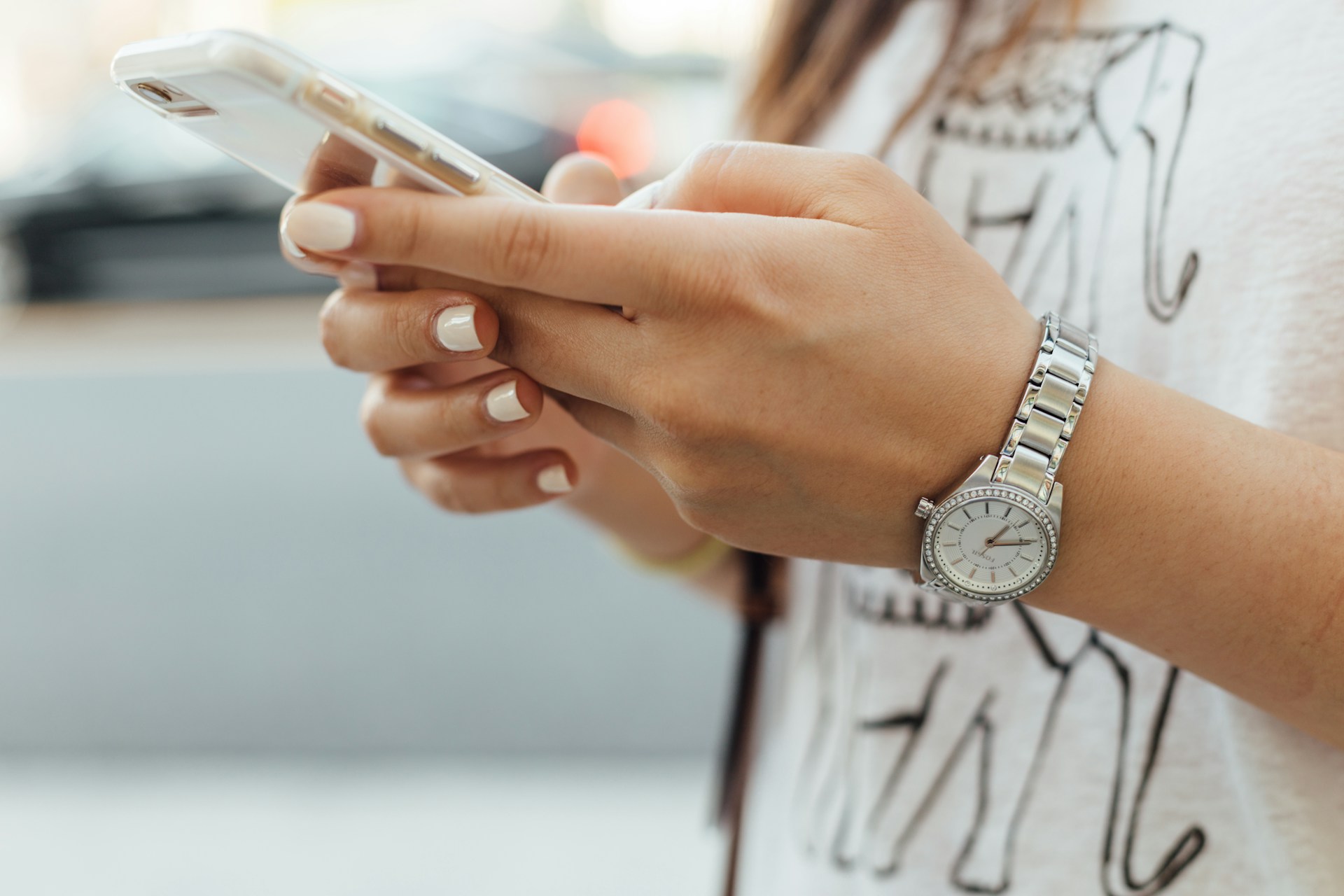 A woman typing on her phone | Source: Unsplash