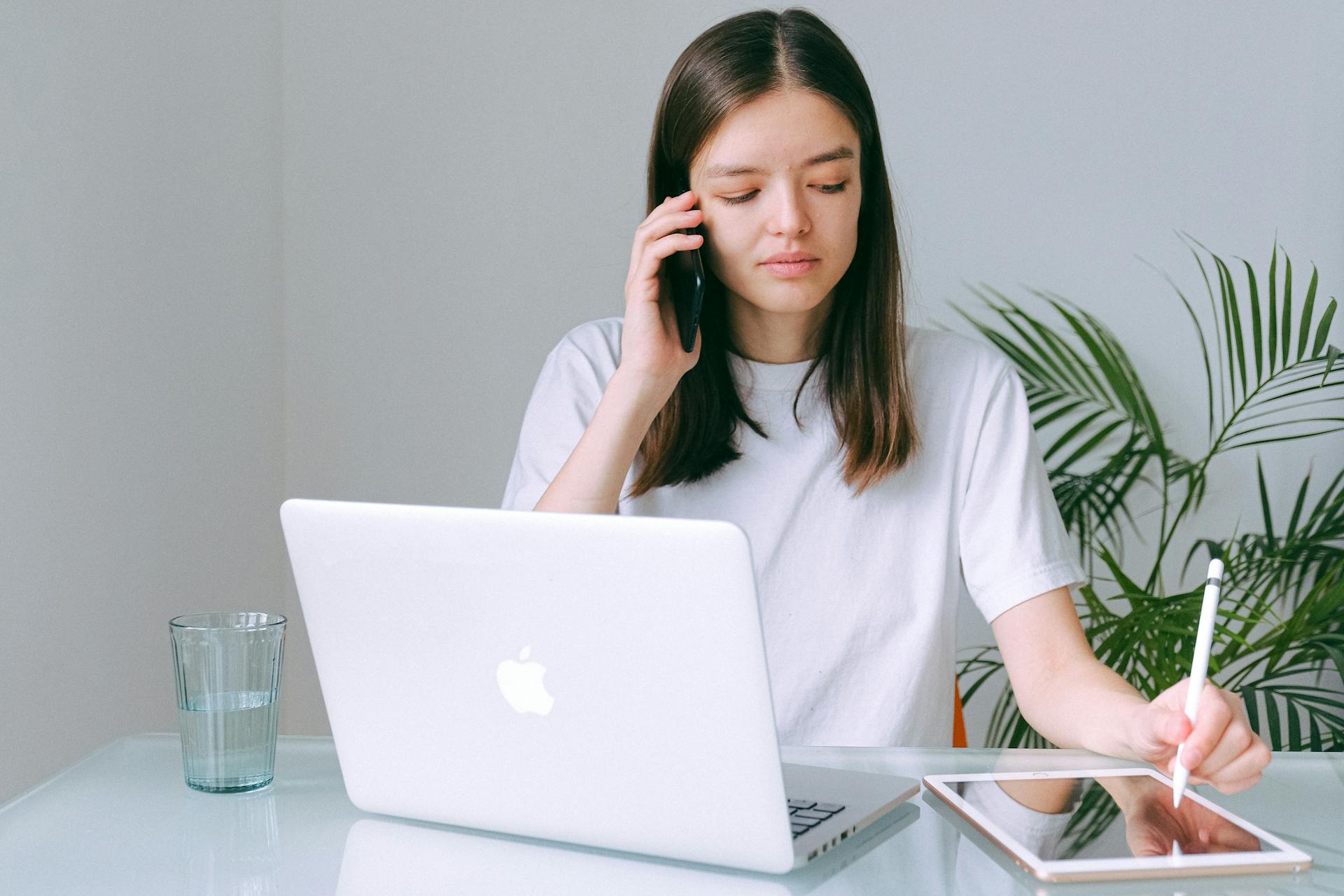A woman making a phone call | Source: Pexels