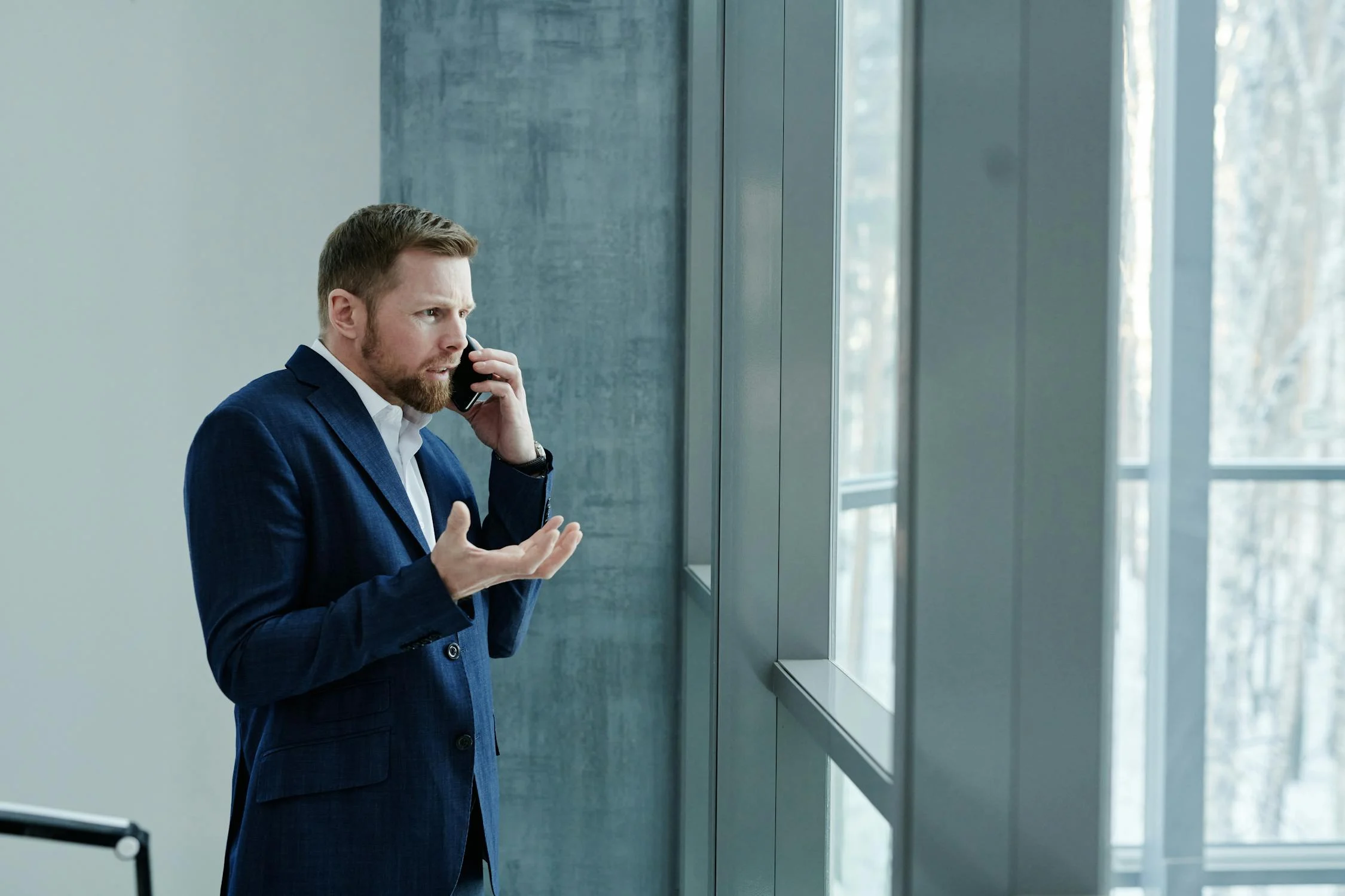 A defensive man talking on his phone | Source: Pexels