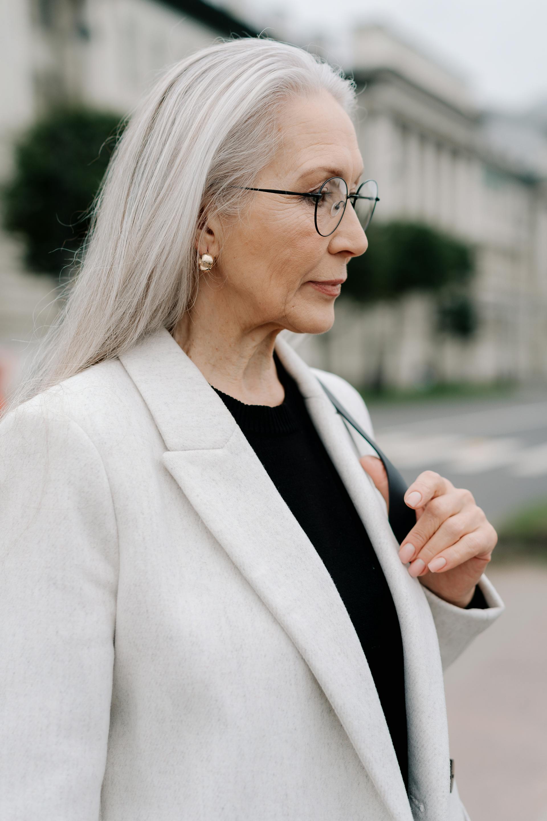 Senior woman wearing a white blazer | Source: Pexels