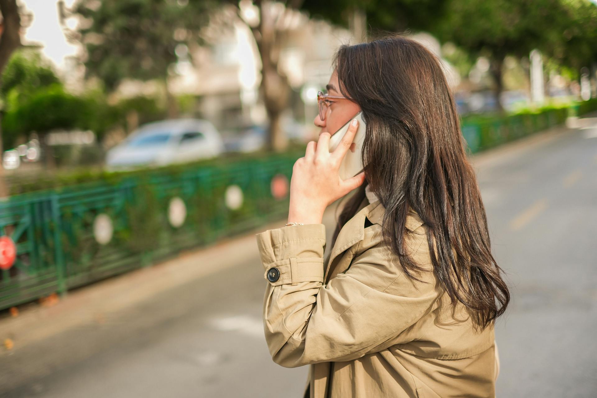A woman talking on the phone | Source: Pexels