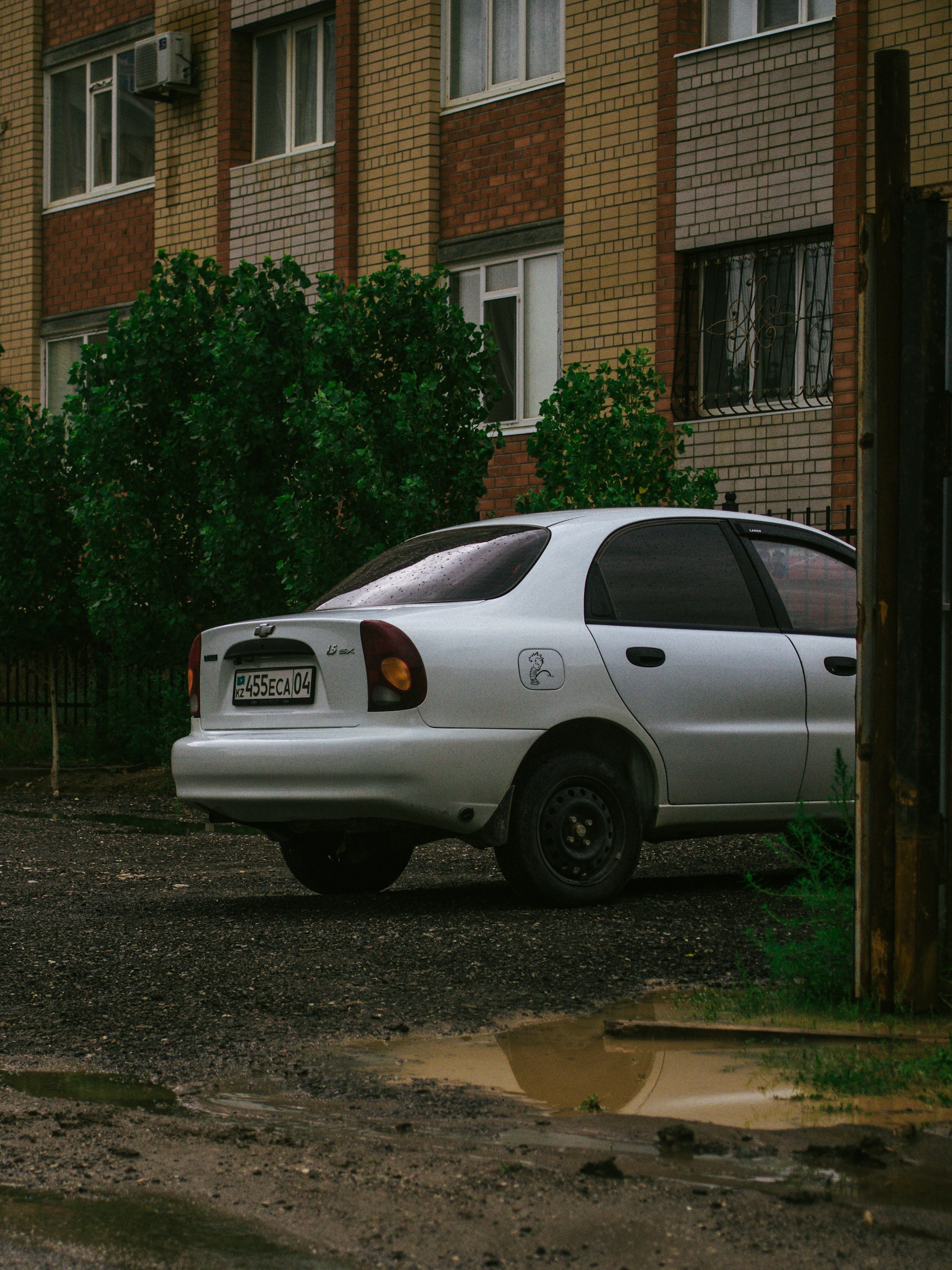A car parked outside a building | Source: Unsplash