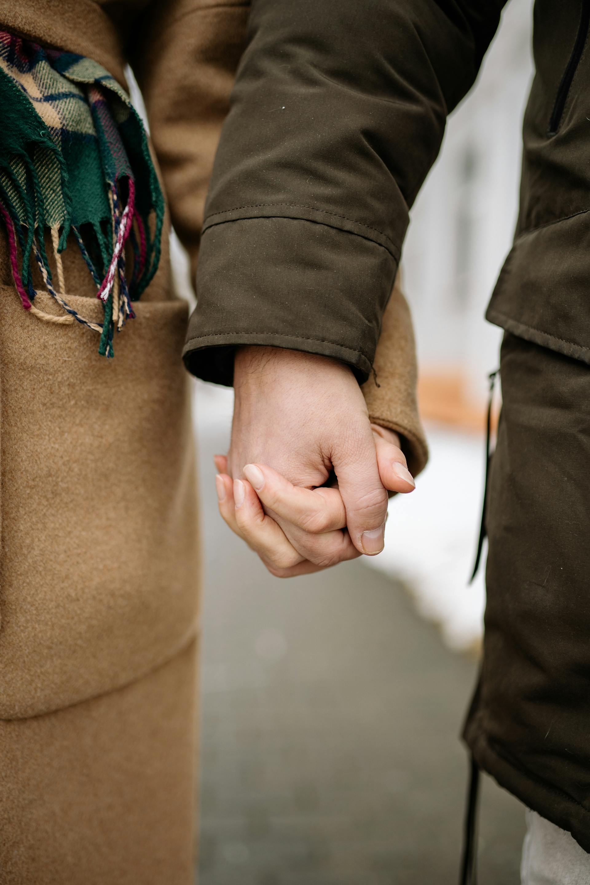 A couple holding hands | Source: Pexels