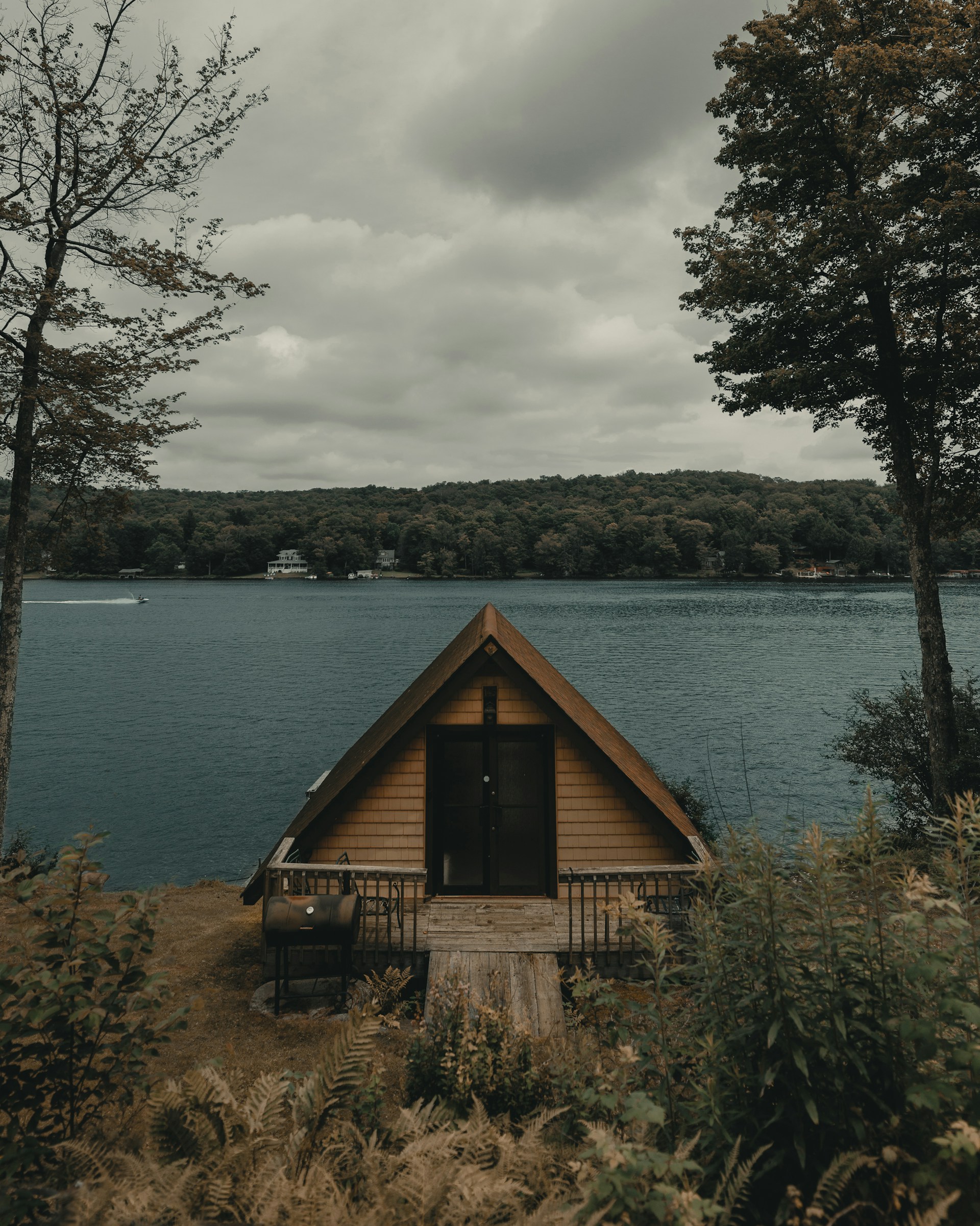 A cabin by the lake | Source: Unsplash