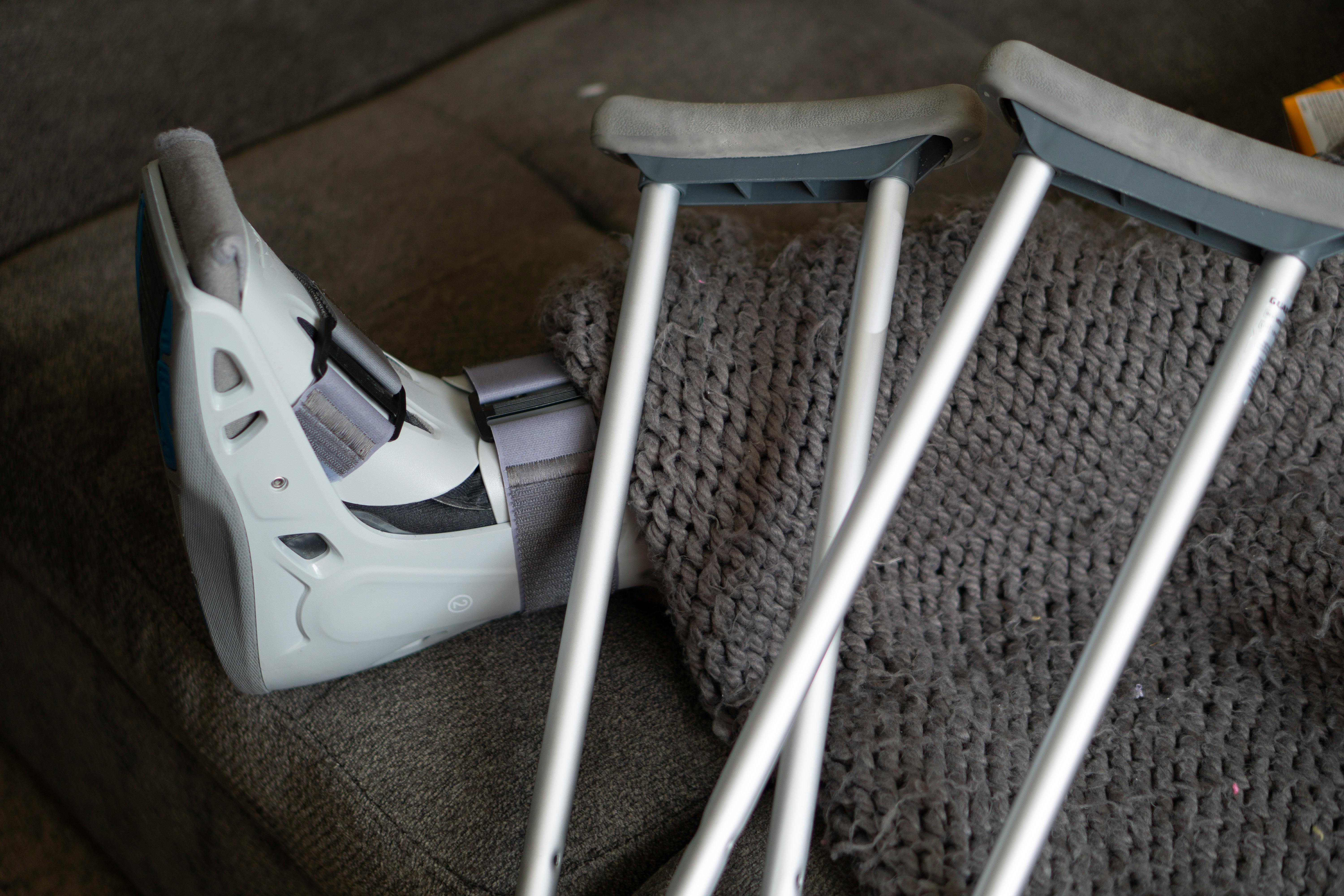 A person's leg in a moonboot | Source: Pexels