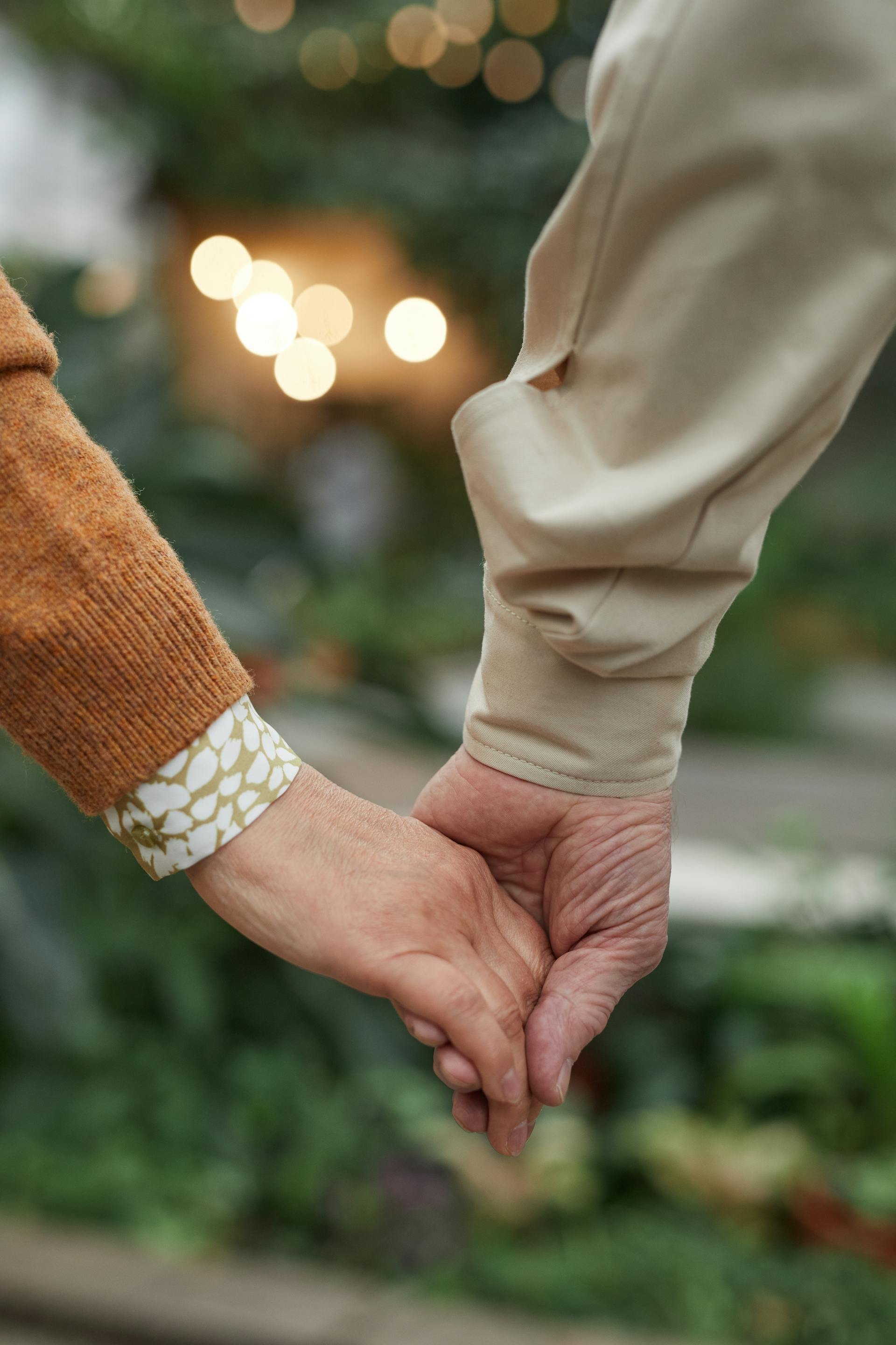 A couple holding hands | Source: Pexels