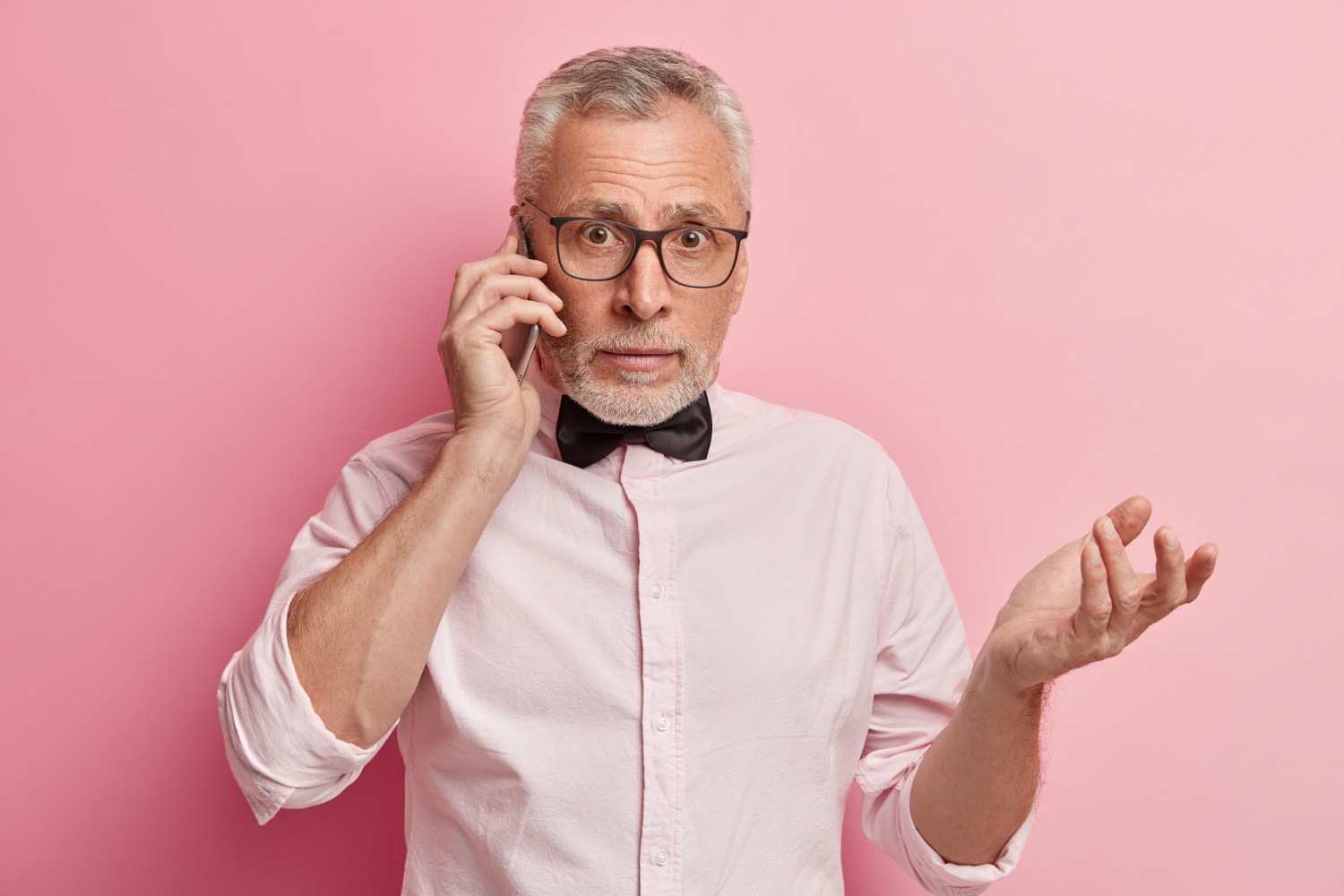 An elderly man talking on the phone | Source: Freepik