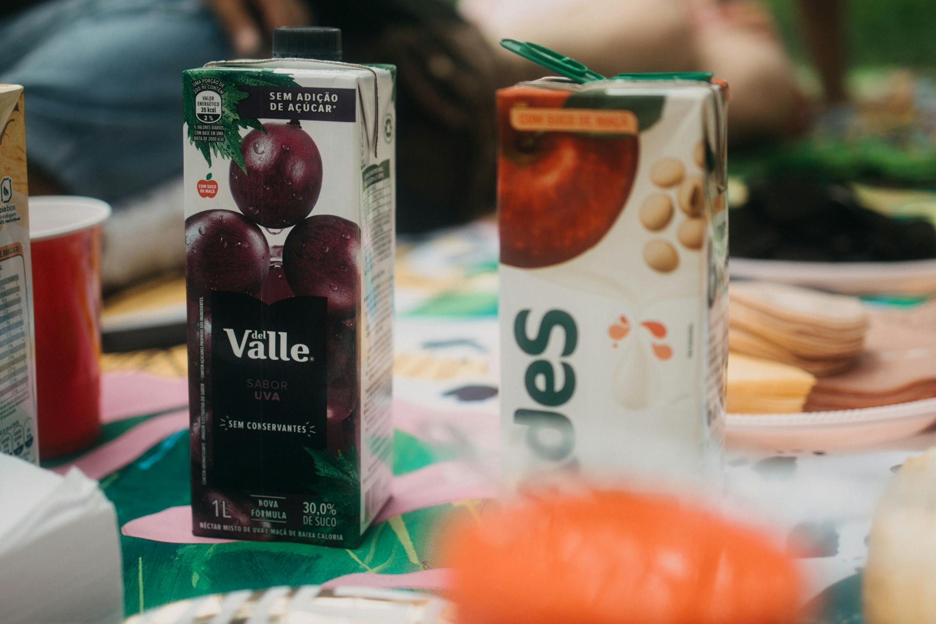 Cajas de jugo sobre una mesa | Fuente: Pexels