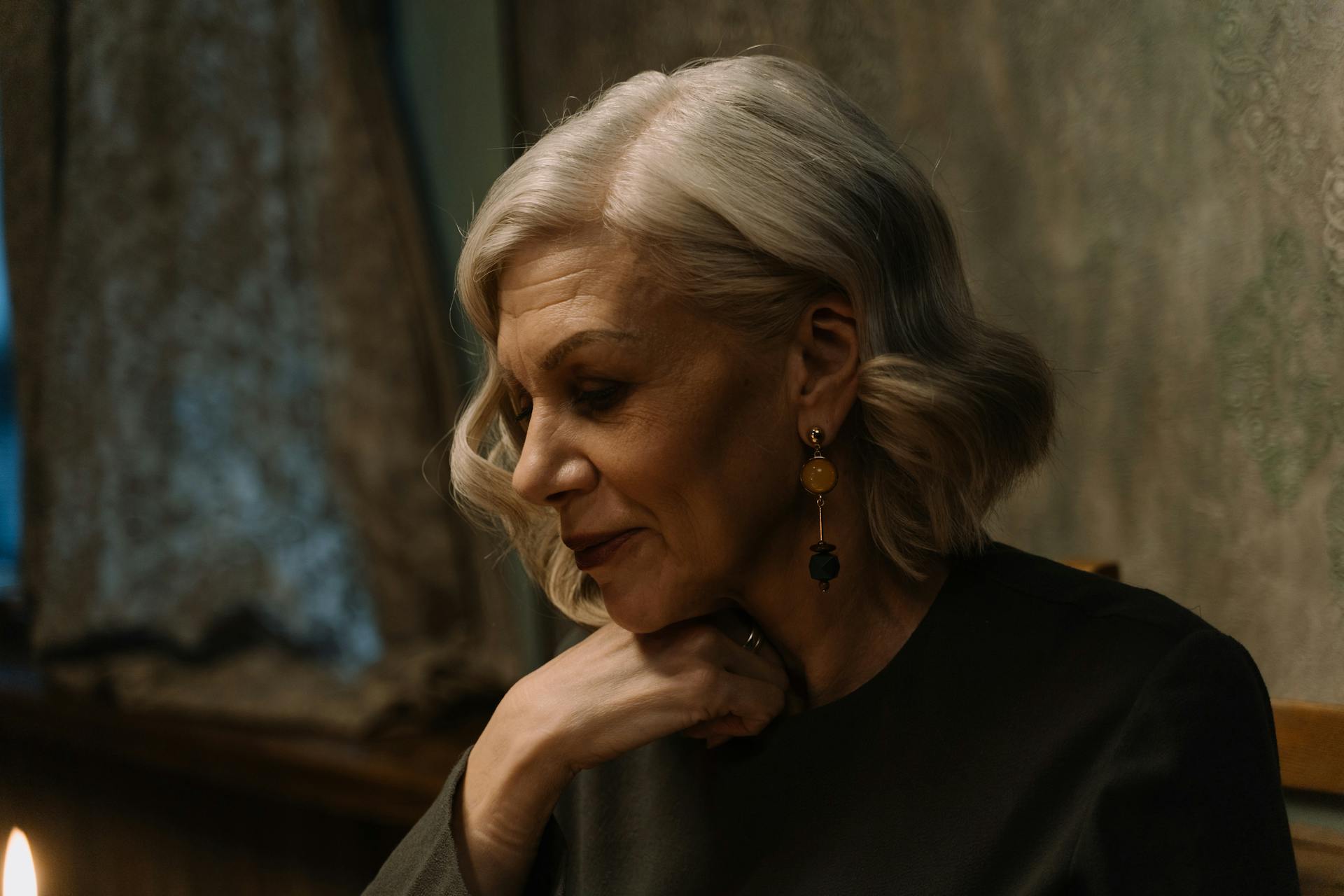 A somber woman | Source: Pexels