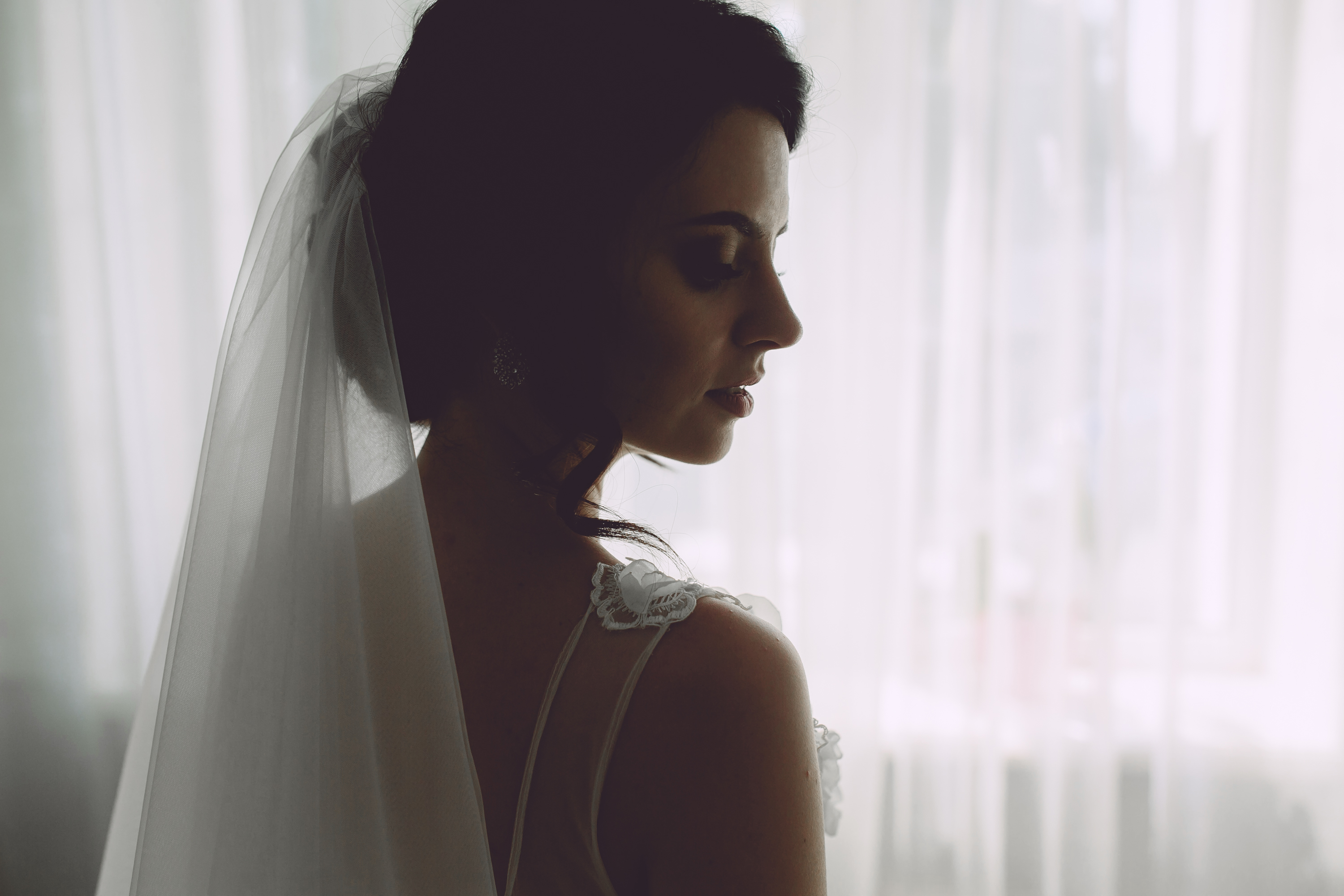 A thoughtful bride | Source: Freepik