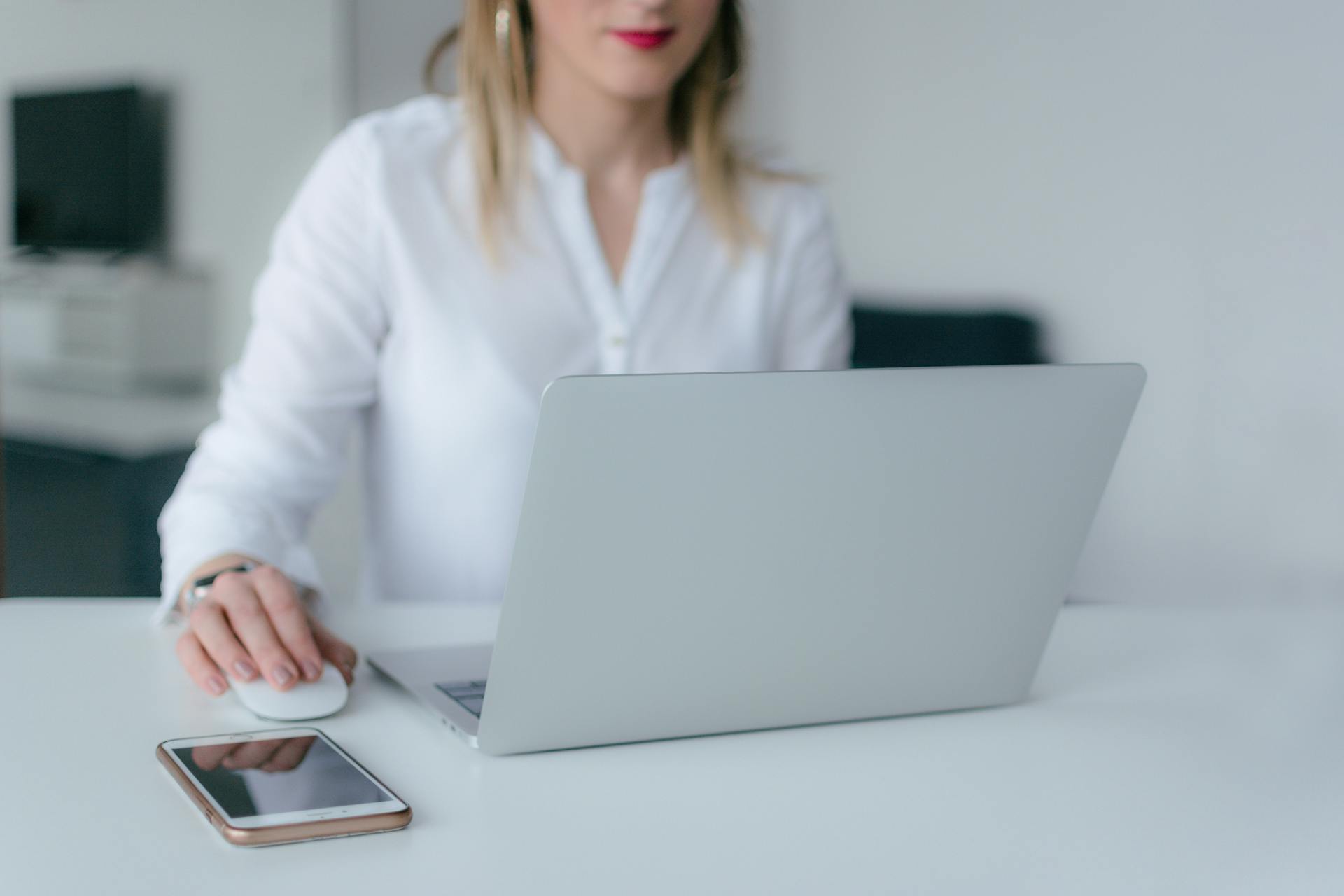 A woman using a laptop | Source: Pexels