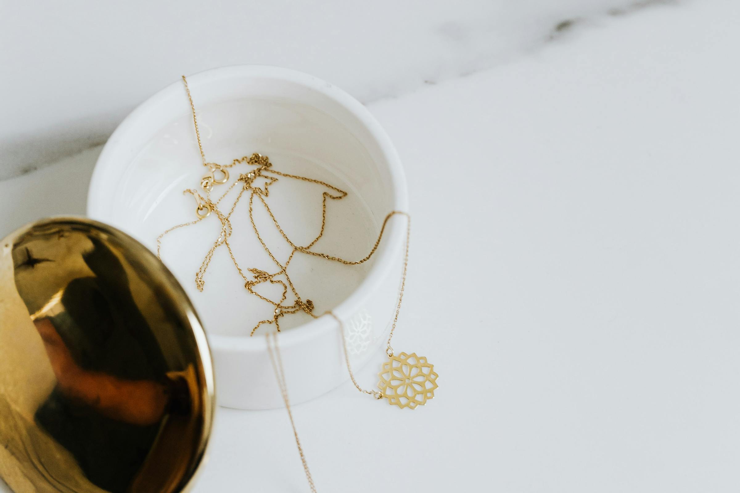 A jewelry box overflowing with scattered pieces | Source: Pexels