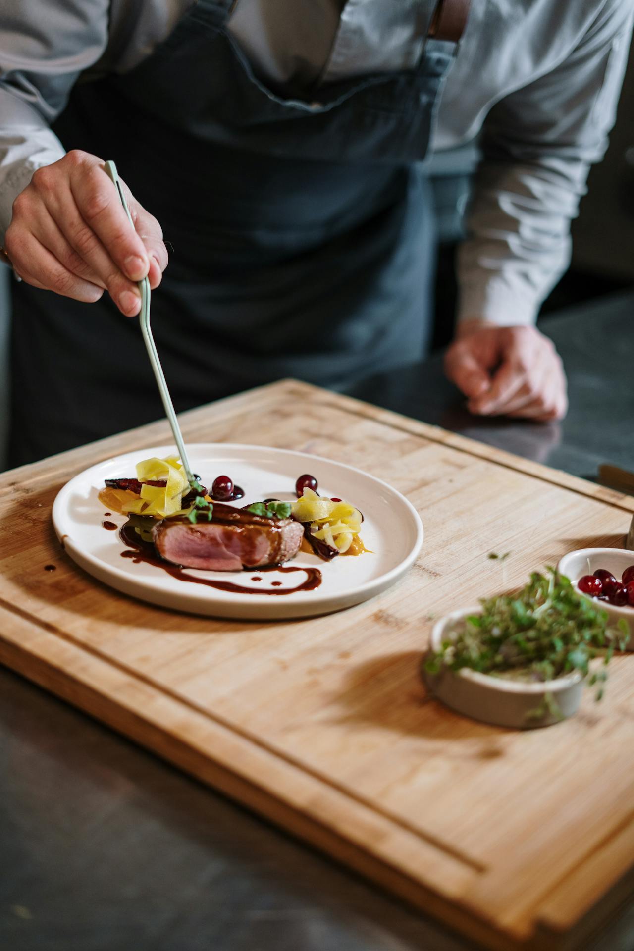 A chef plating a dish | Source: Pexels