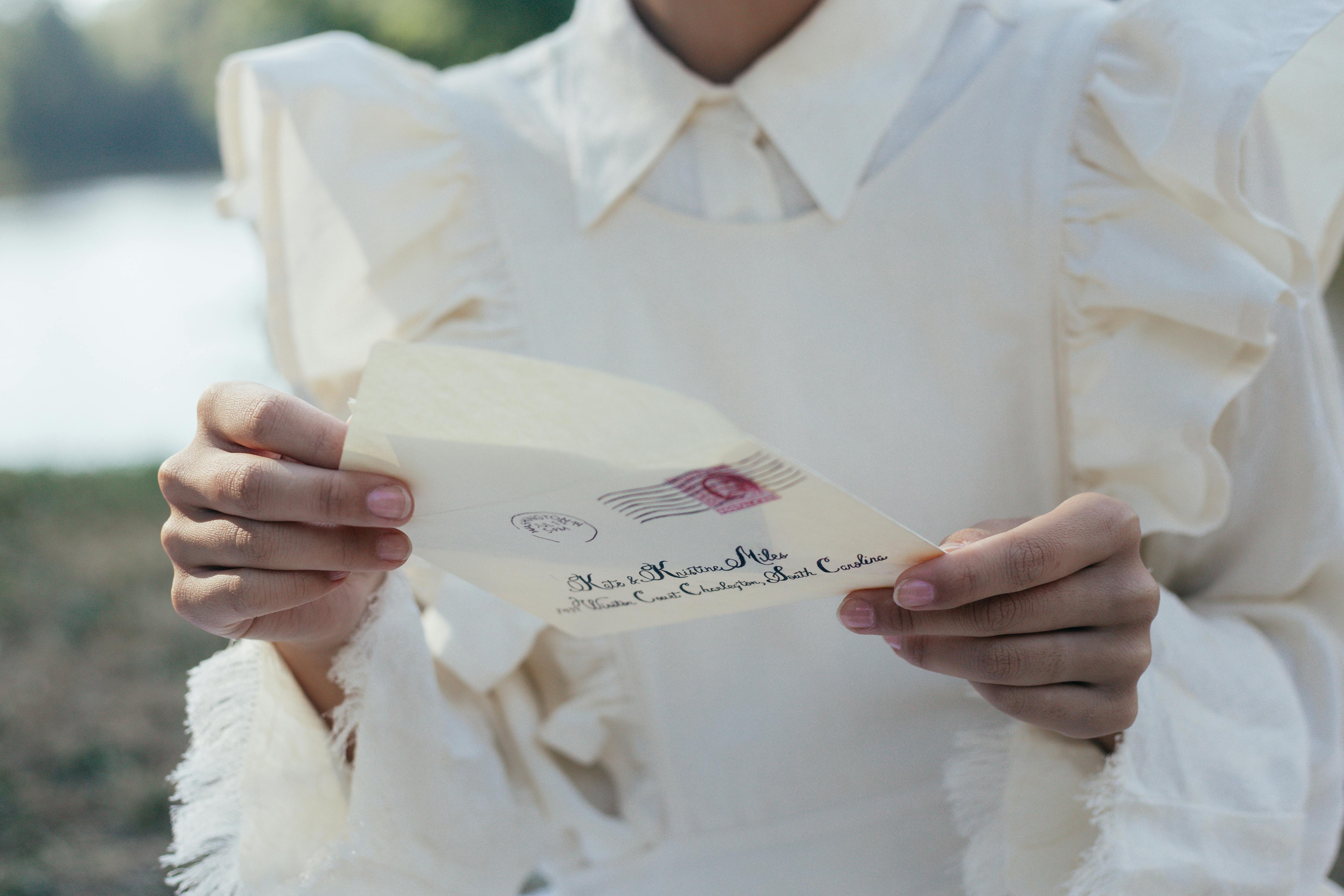 Woman holding a letter | Source: Pexels