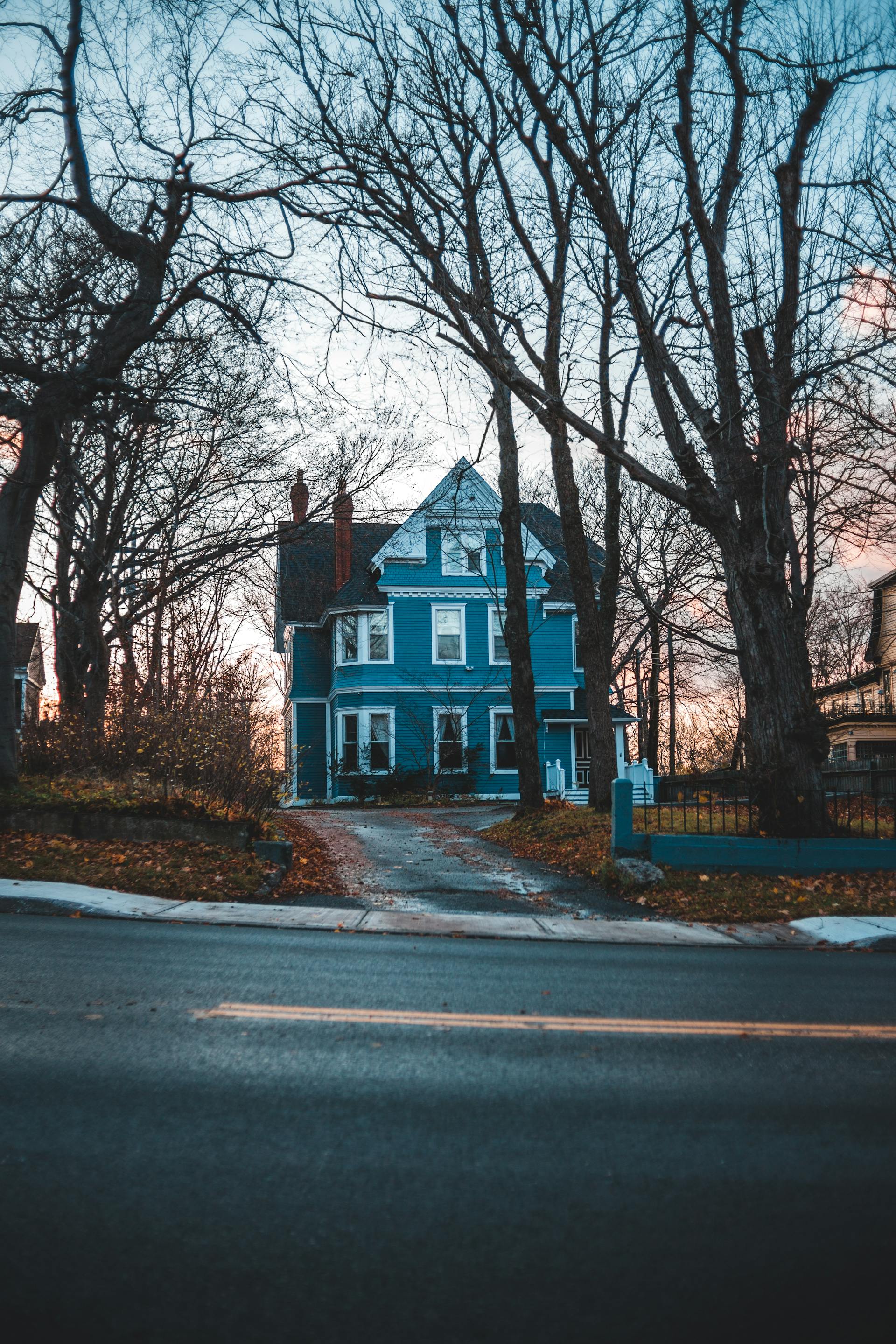 A blue house near the road | Source: Pexels