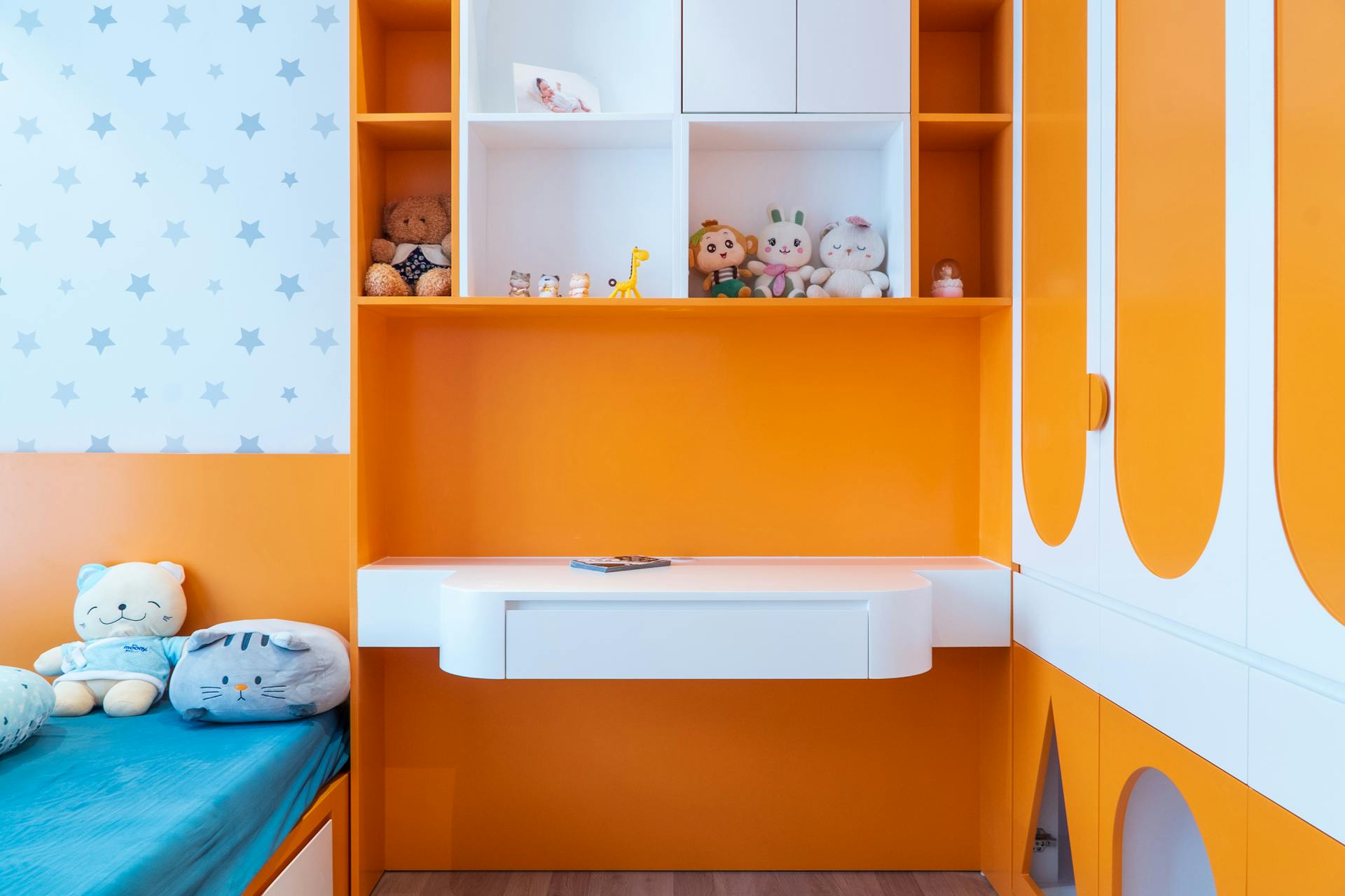 A desk in a child's bedroom | Source: Pexels