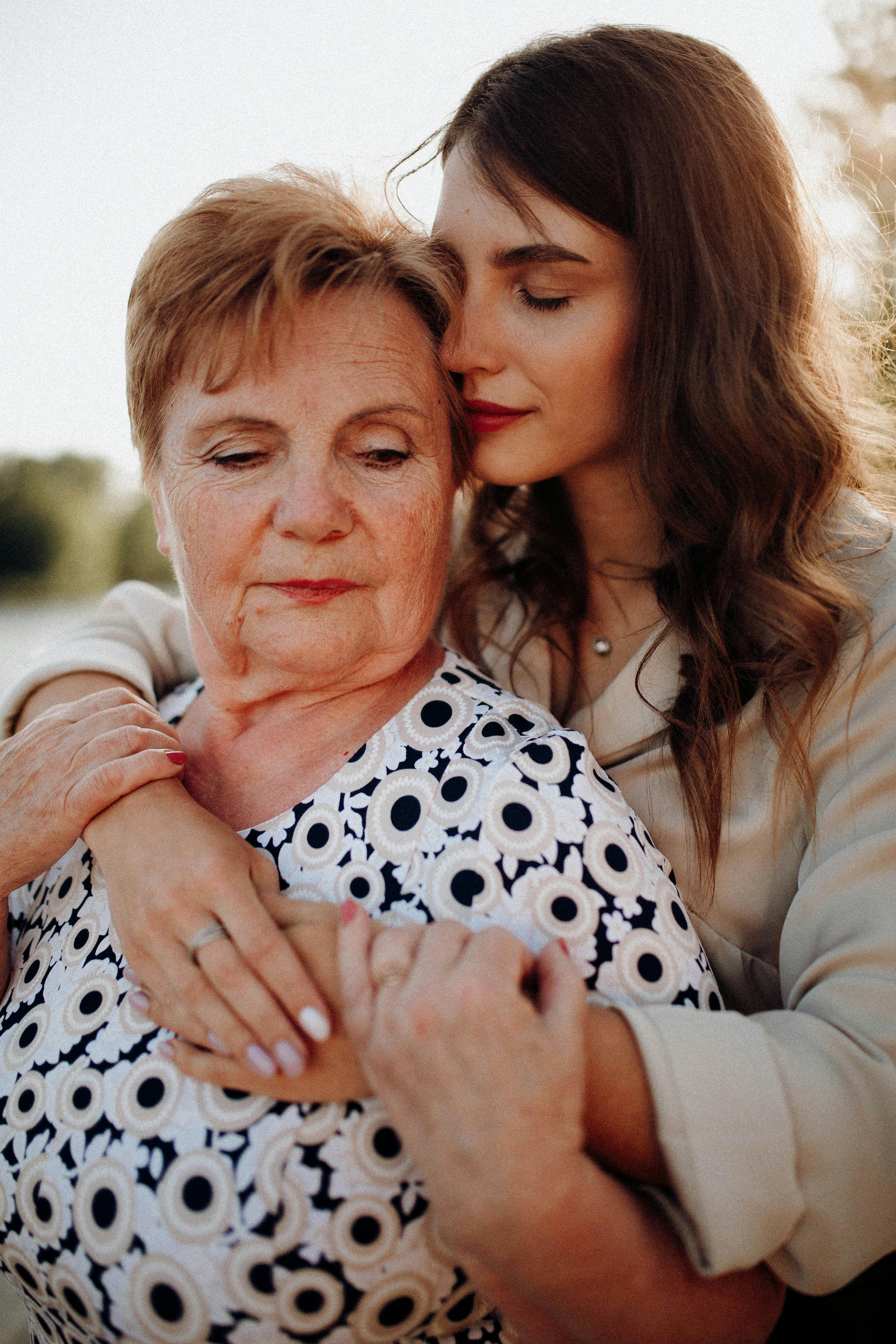 A younger woman hugging an older one | Source: Pexels