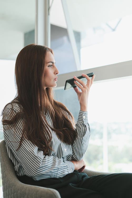 A woman on her phone | Source: Pexels