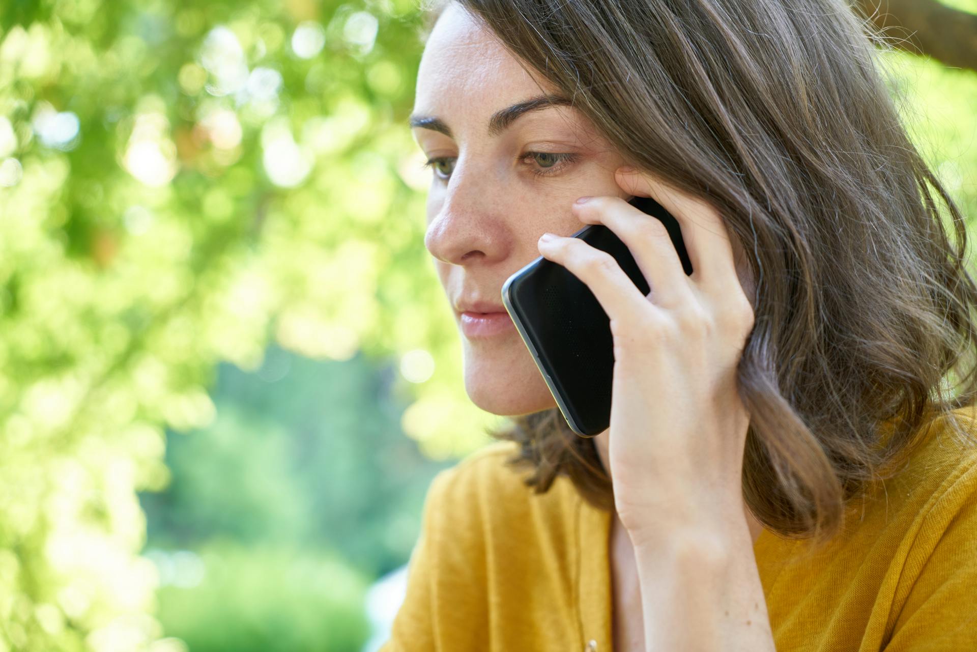 A woman talking on the phone | Source: Pexels