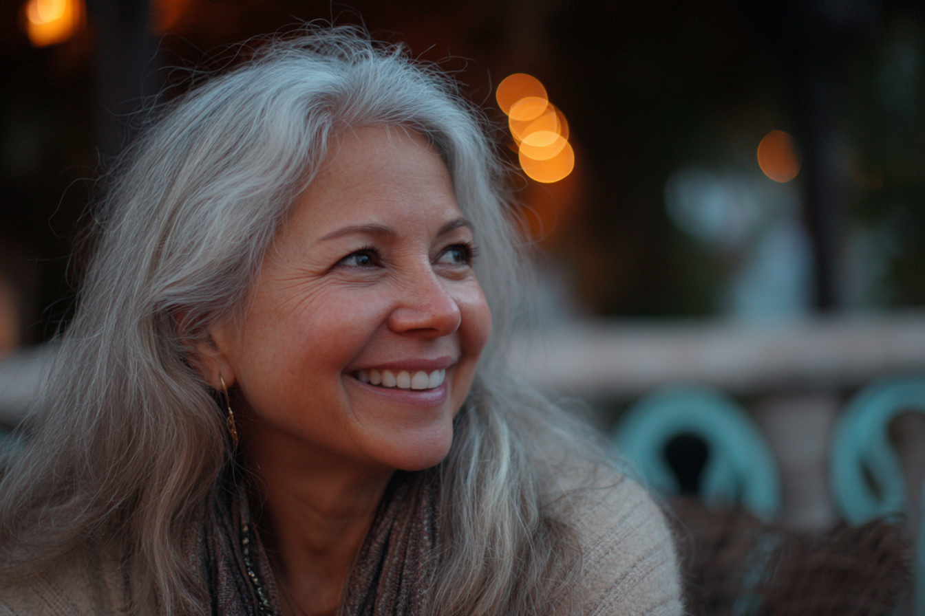 Uśmiechnięta starsza kobieta | Źródło: Midjourney