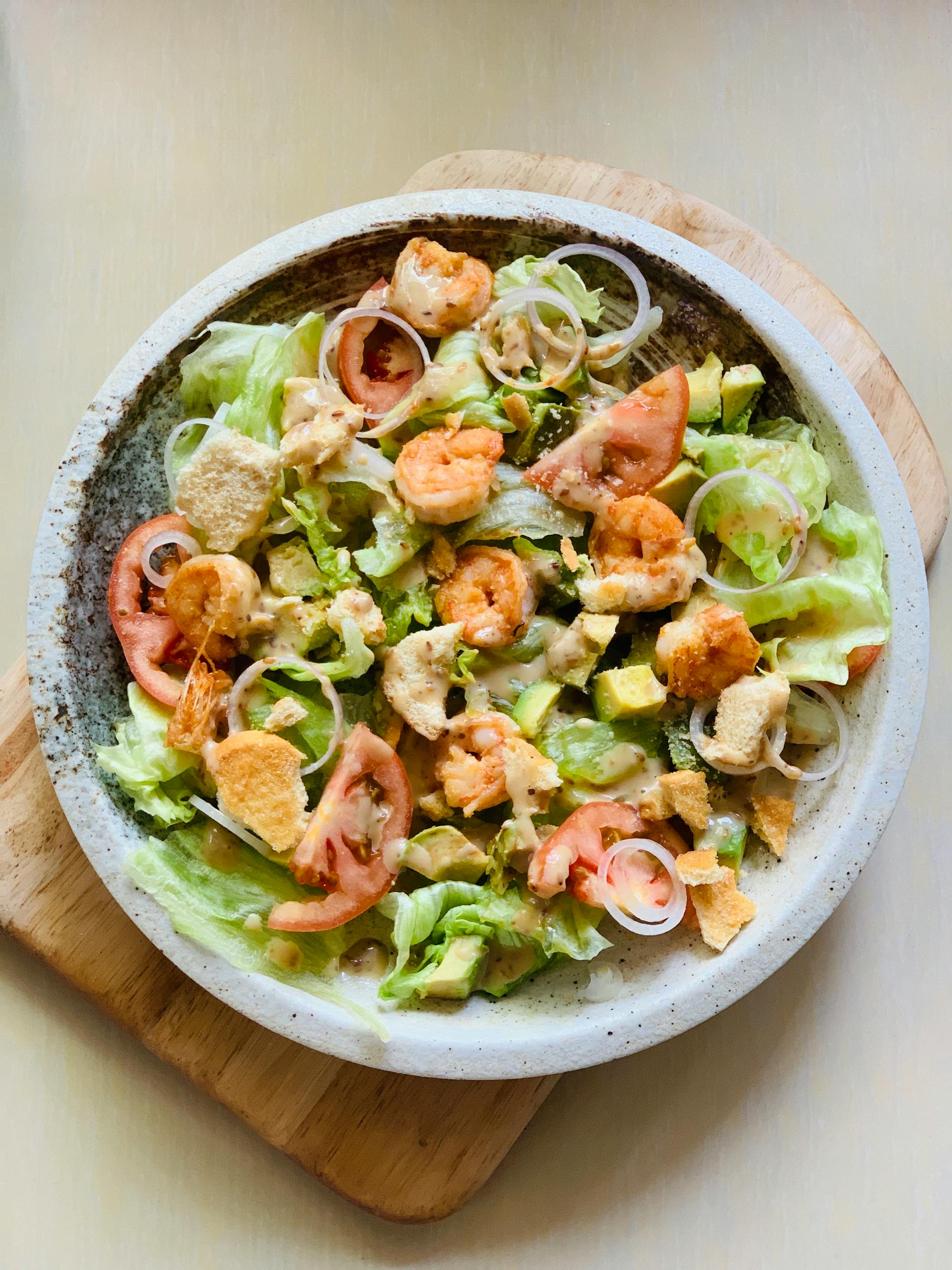 A salad with shrimps and vegetables | Source: Pexels