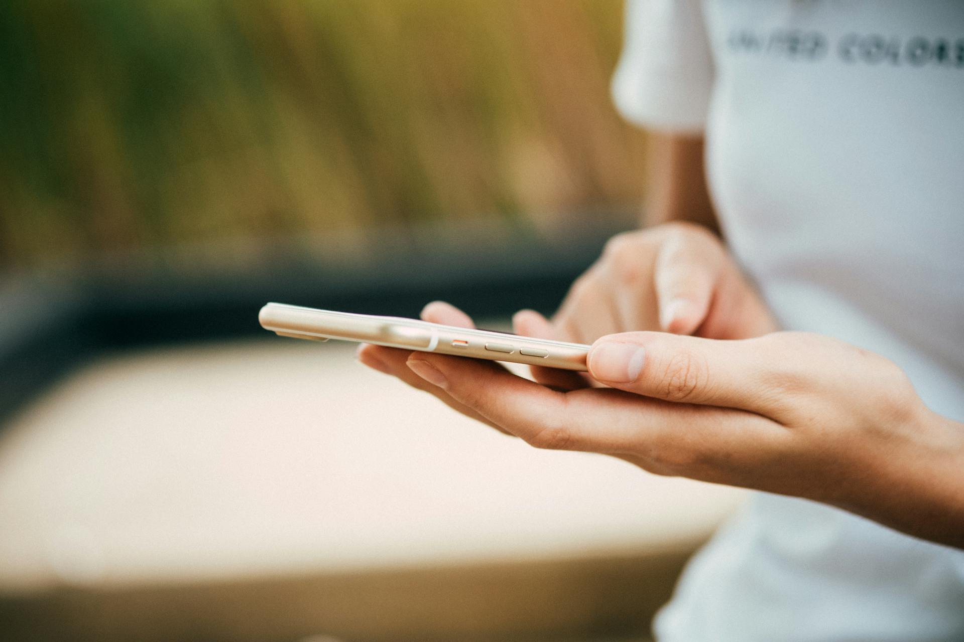 A woman using a cell phone | Source: Pexels