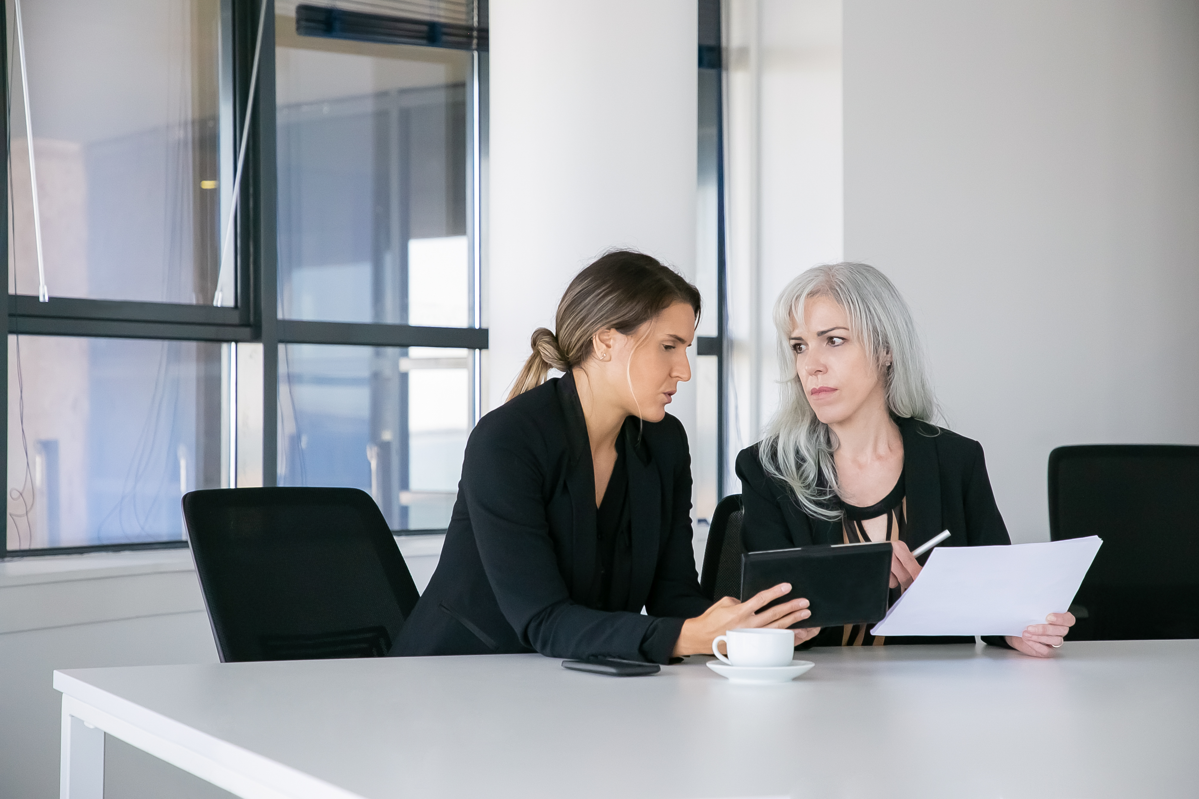 A lawyer talking to a woman | Source: Freepik