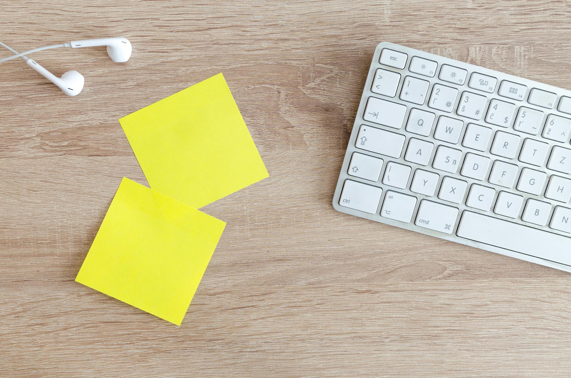 A yellow sticky note pad on a desk | Source: Pexels