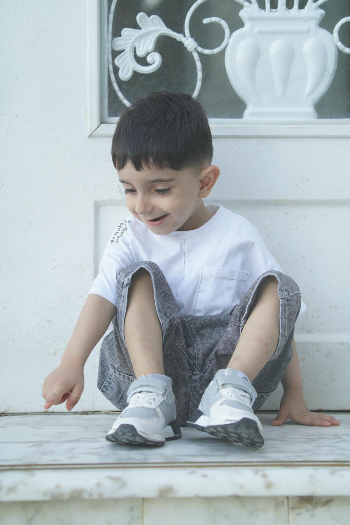 A boy playing near a wall | Source: Pexels