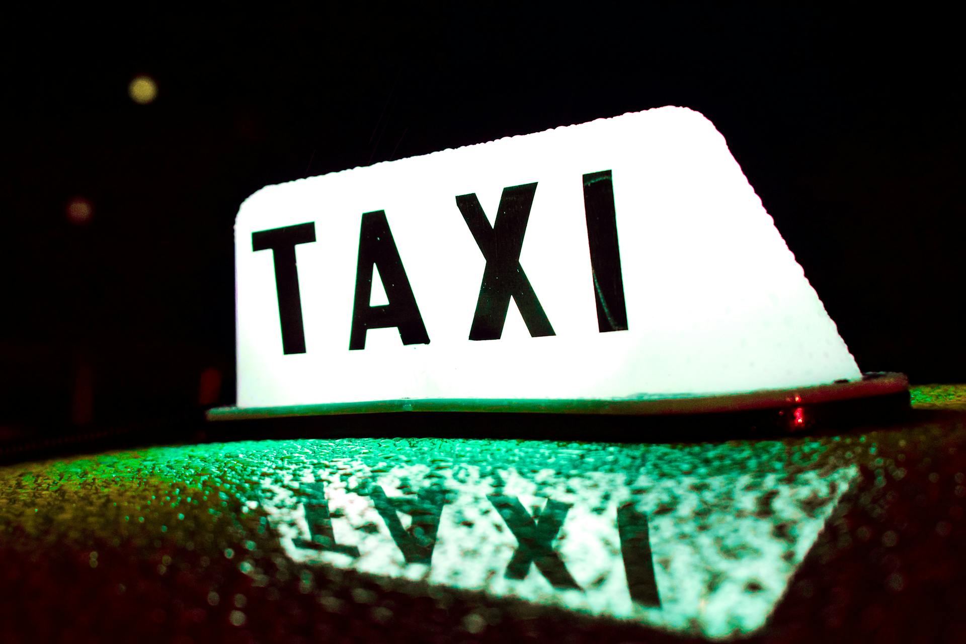 A taxi sign | Source: Pexels