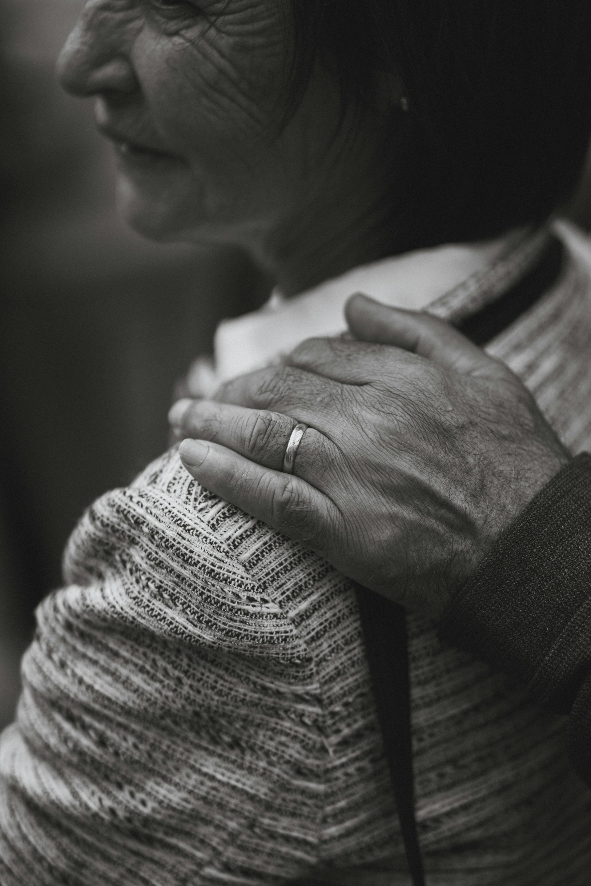 A man's hand on a woman's shoulder | Source: Pexels