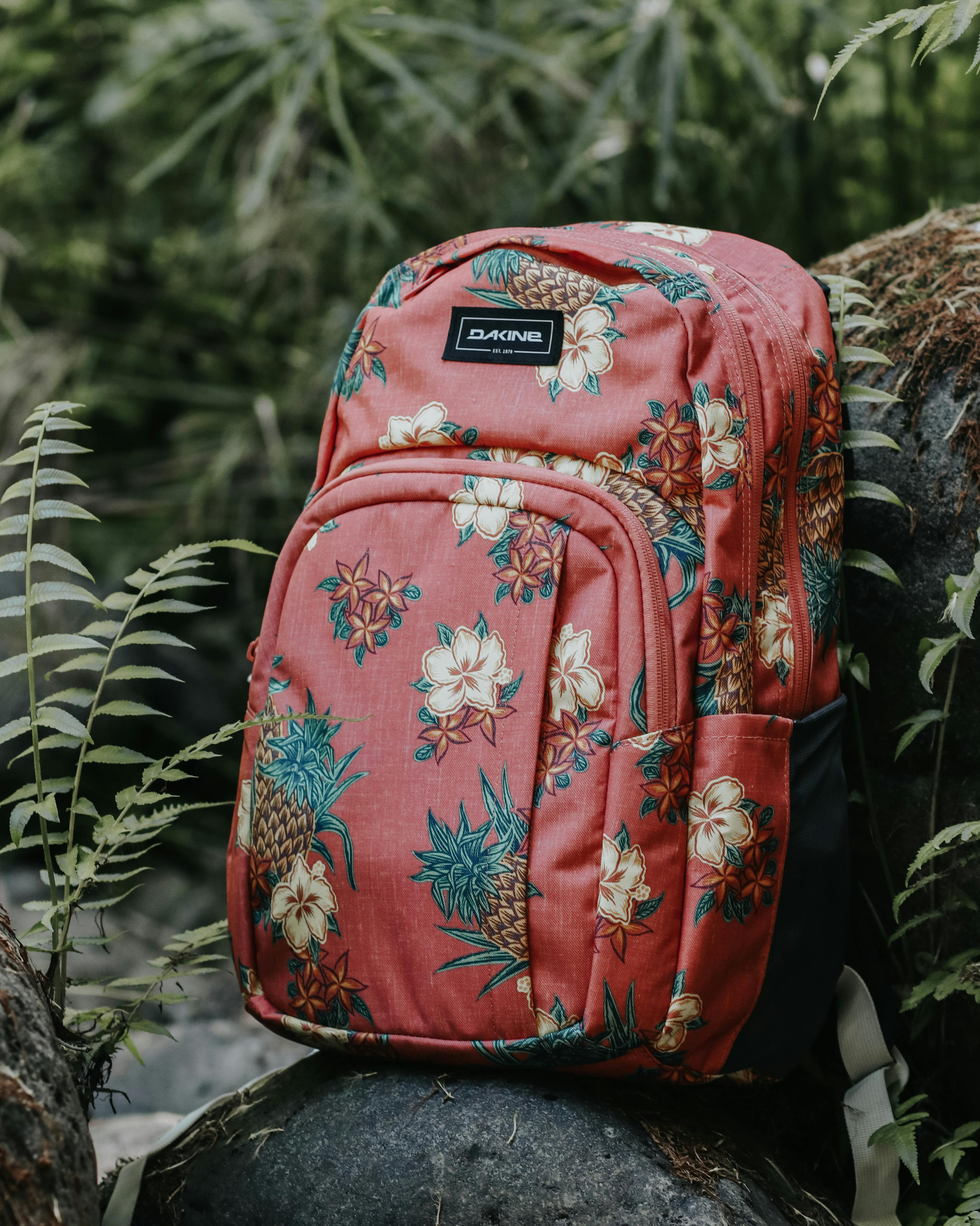 A pink backpack | Source: Pexels