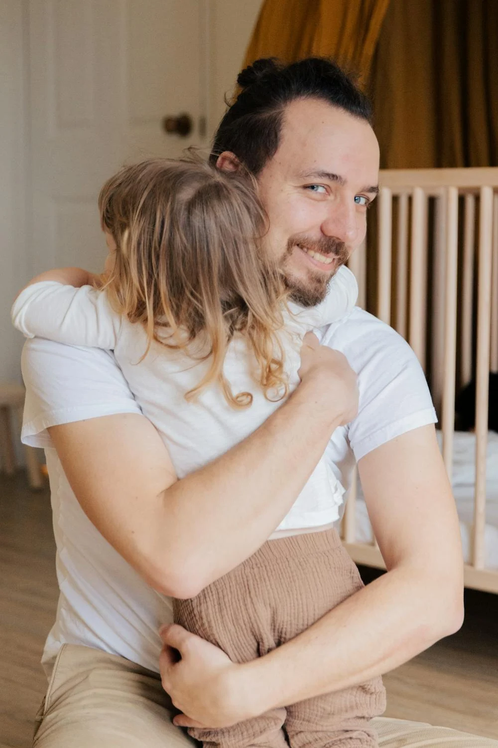 A father hugging his daughter | Source: Pexels