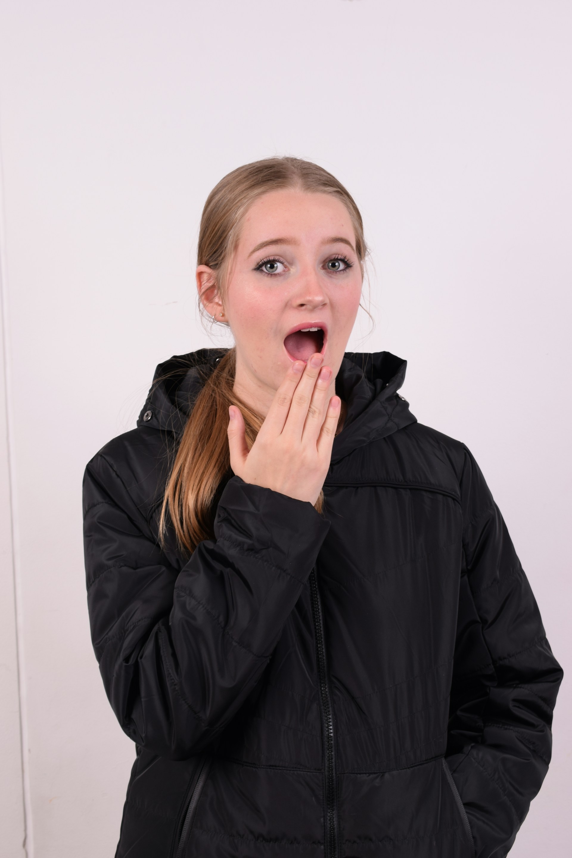 A shocked young girl | Source: Unsplash