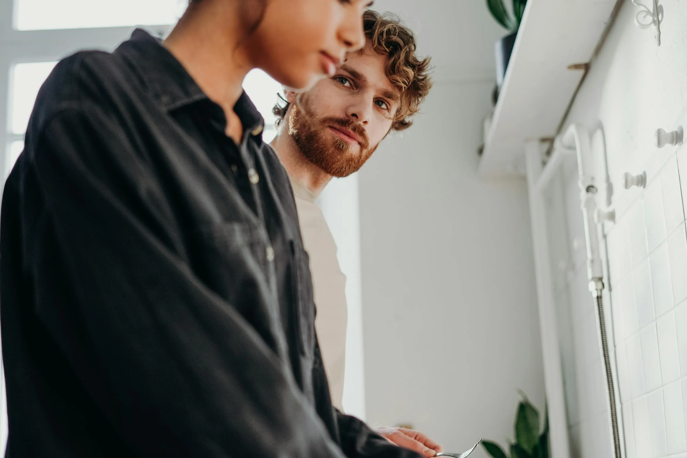 A concerned man looking at his girlfriend | Source: Pexels