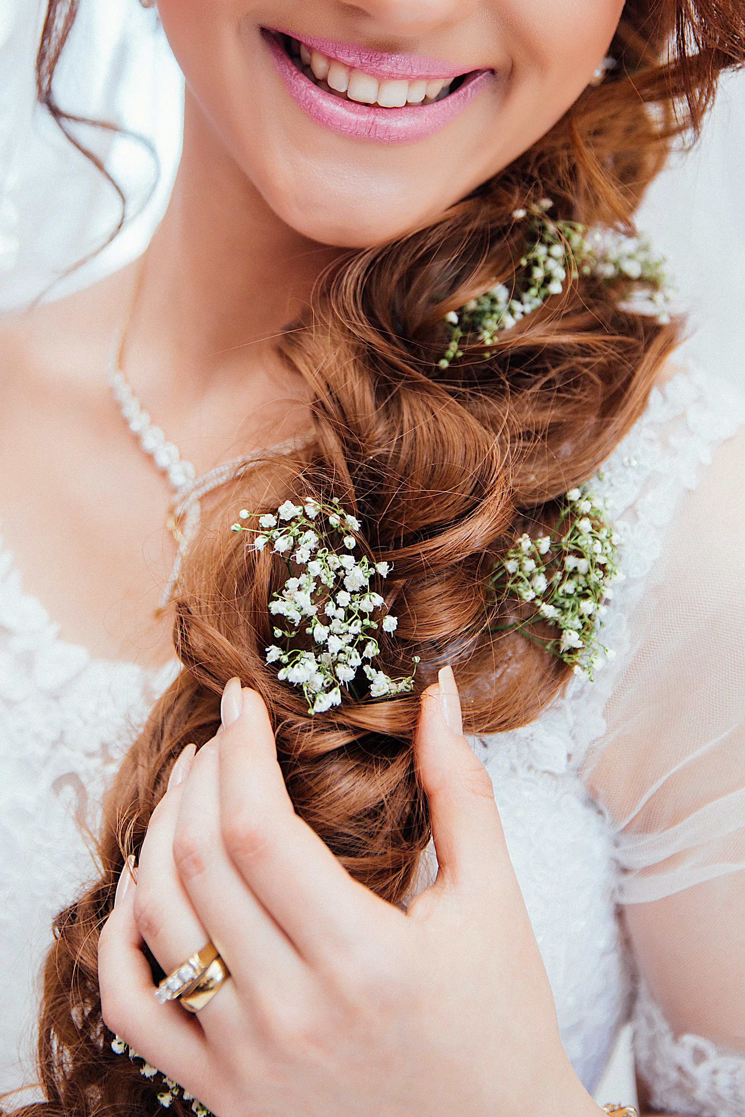 Close-up shot of a smiling bride | Source: Unsplash