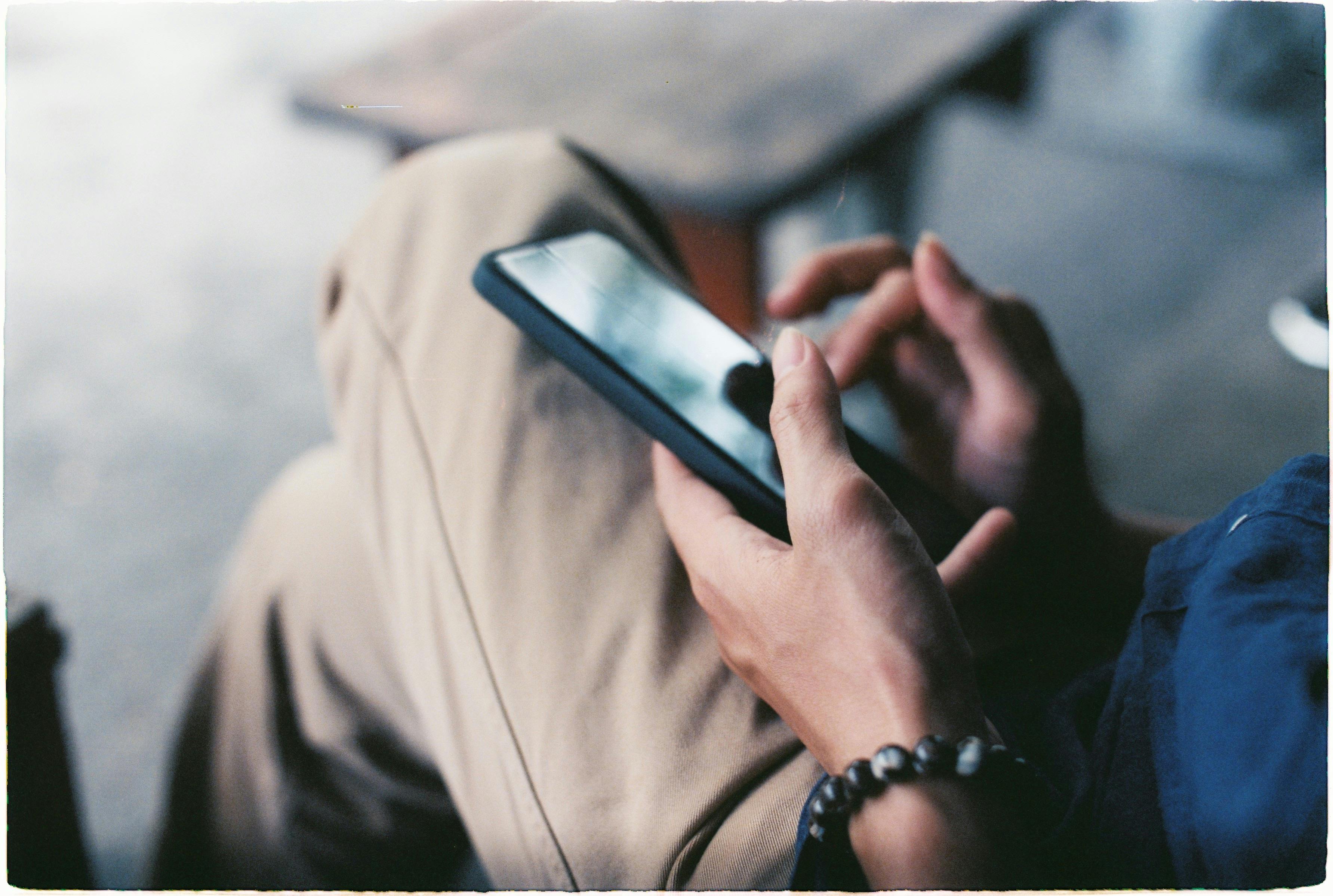 A person using a smartphone | Source: Pexels