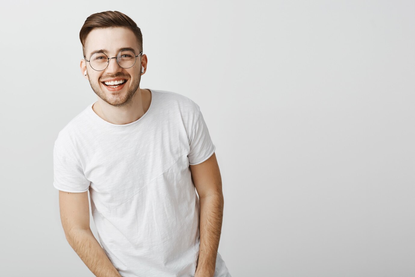 A smiling man wearing glasses | Source: Freepik