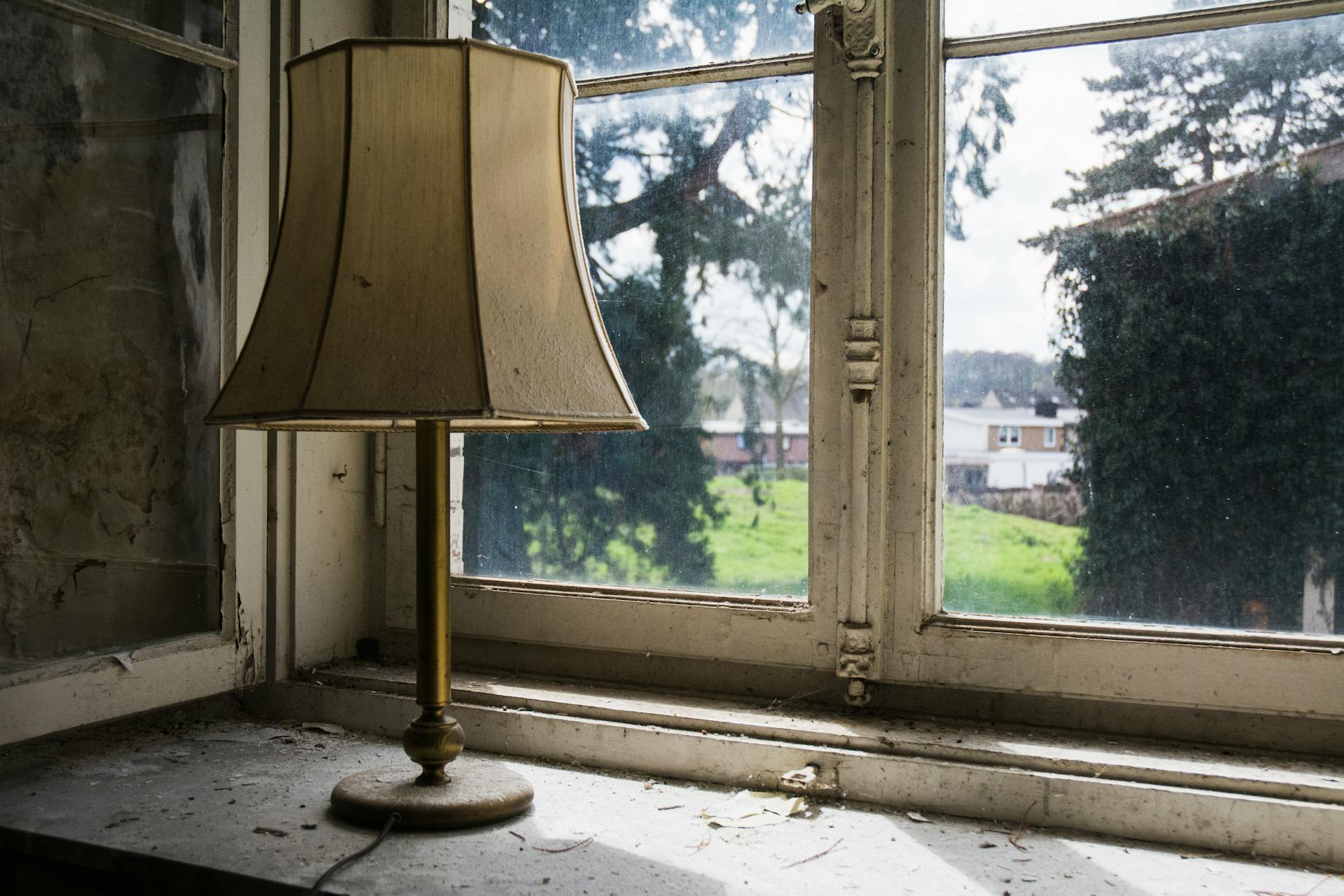 A lamp near a window | Source: Pexels