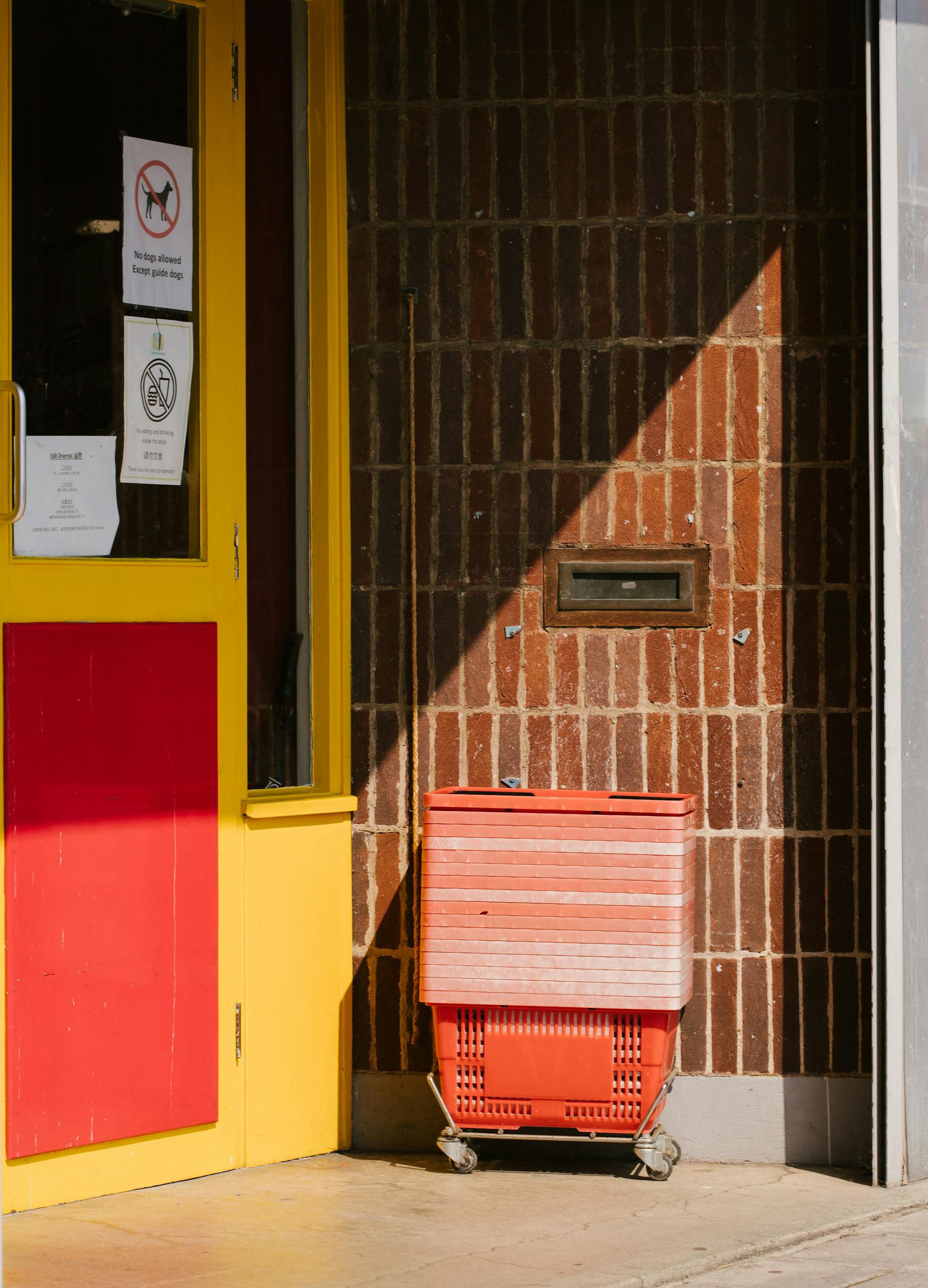 The entrance to a supermarket | Source: Pexels