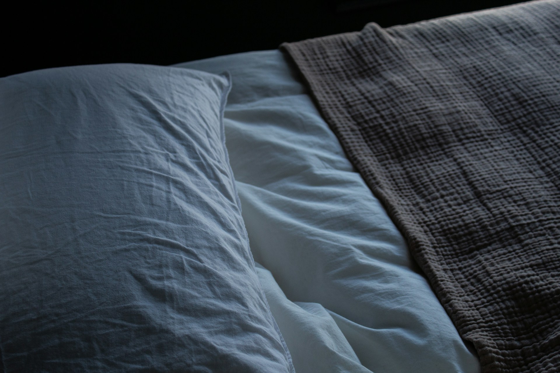 An empty side of the bed | Source: Unsplash