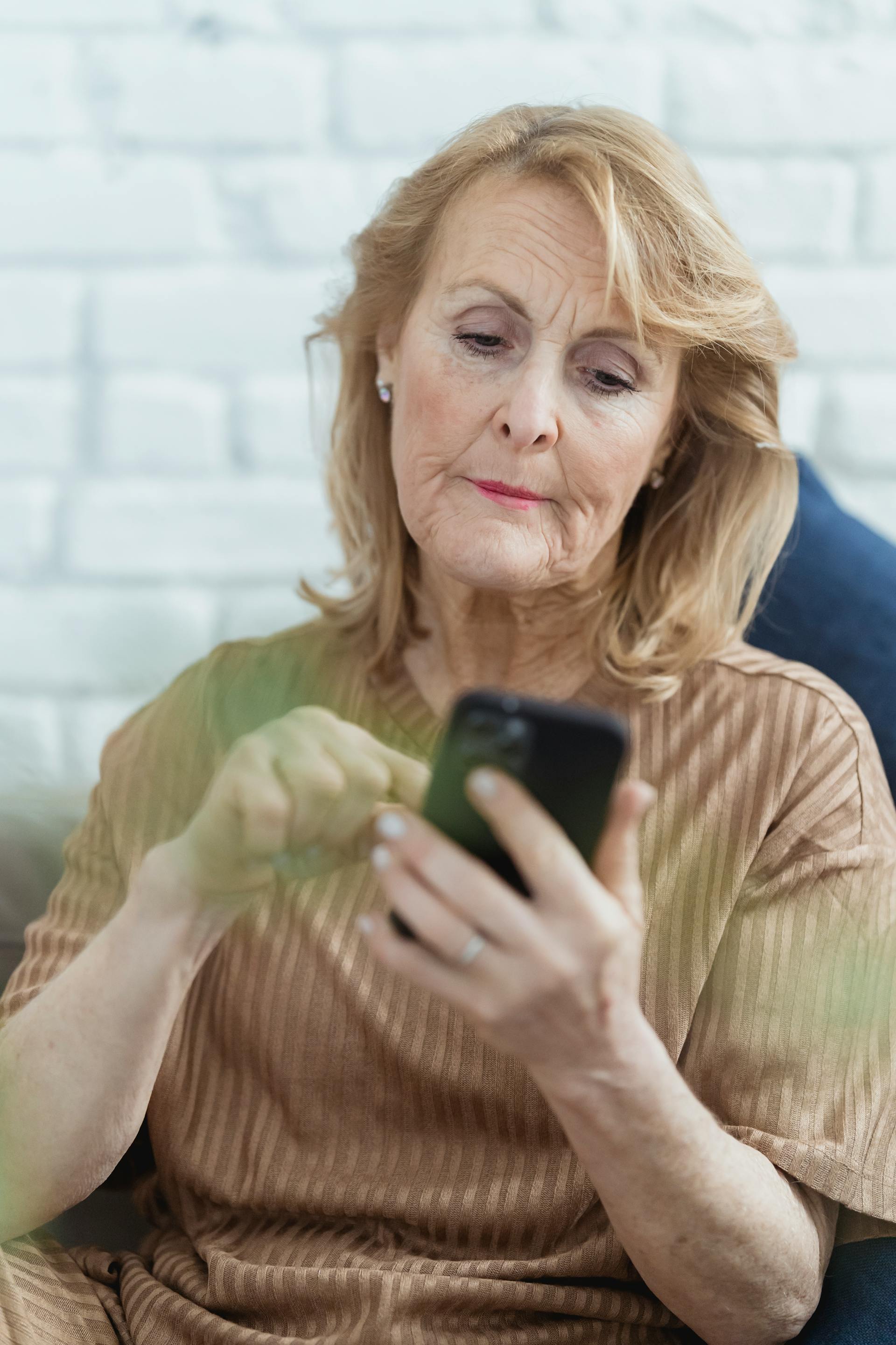 A woman using her phone | Source: Pexels
