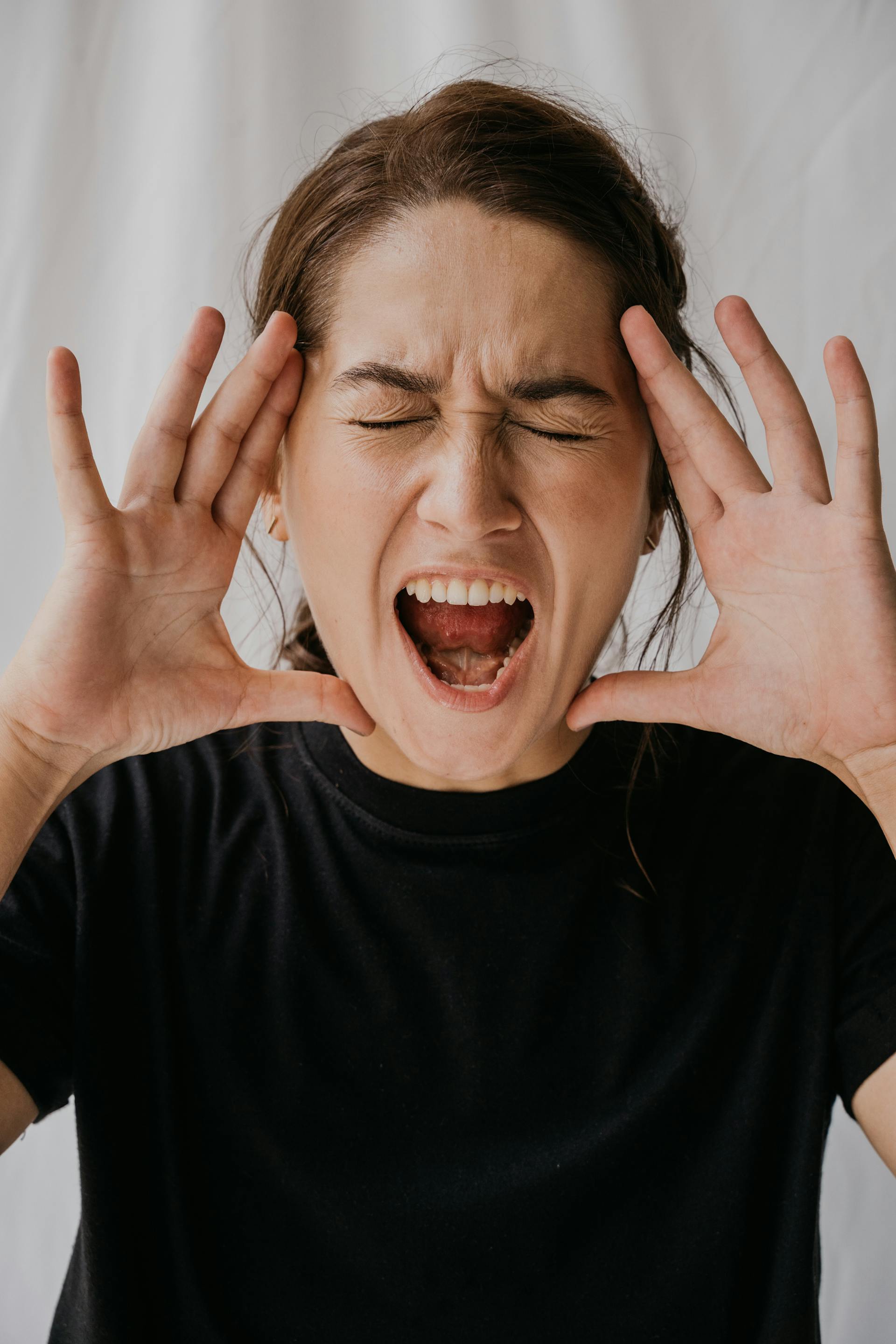 A frustrated woman yelling at someone | Source: Pexels